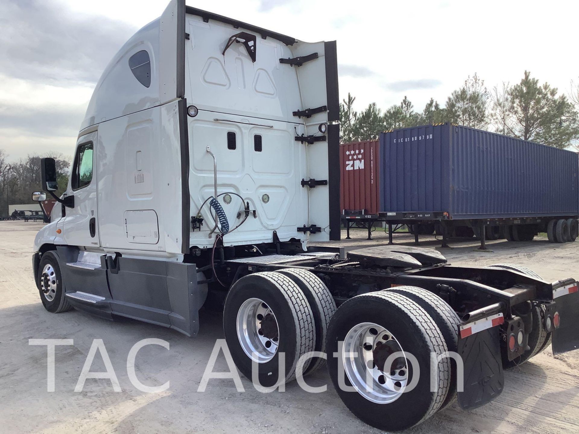 2014 Freightliner Cascadia Sleeper Truck - Image 7 of 56