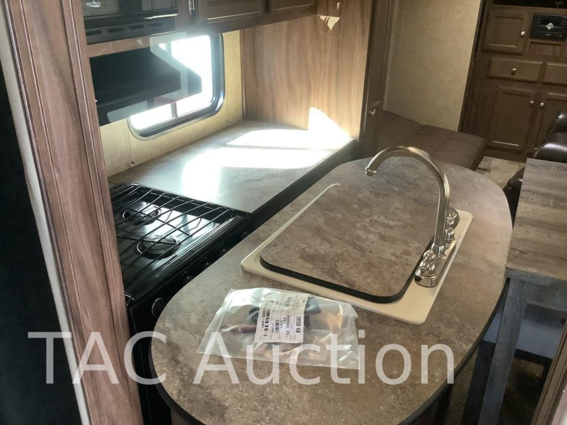 2016 KZ-RV Sportsmen 363FL 41ft Bumper Pull Camper - Image 31 of 93