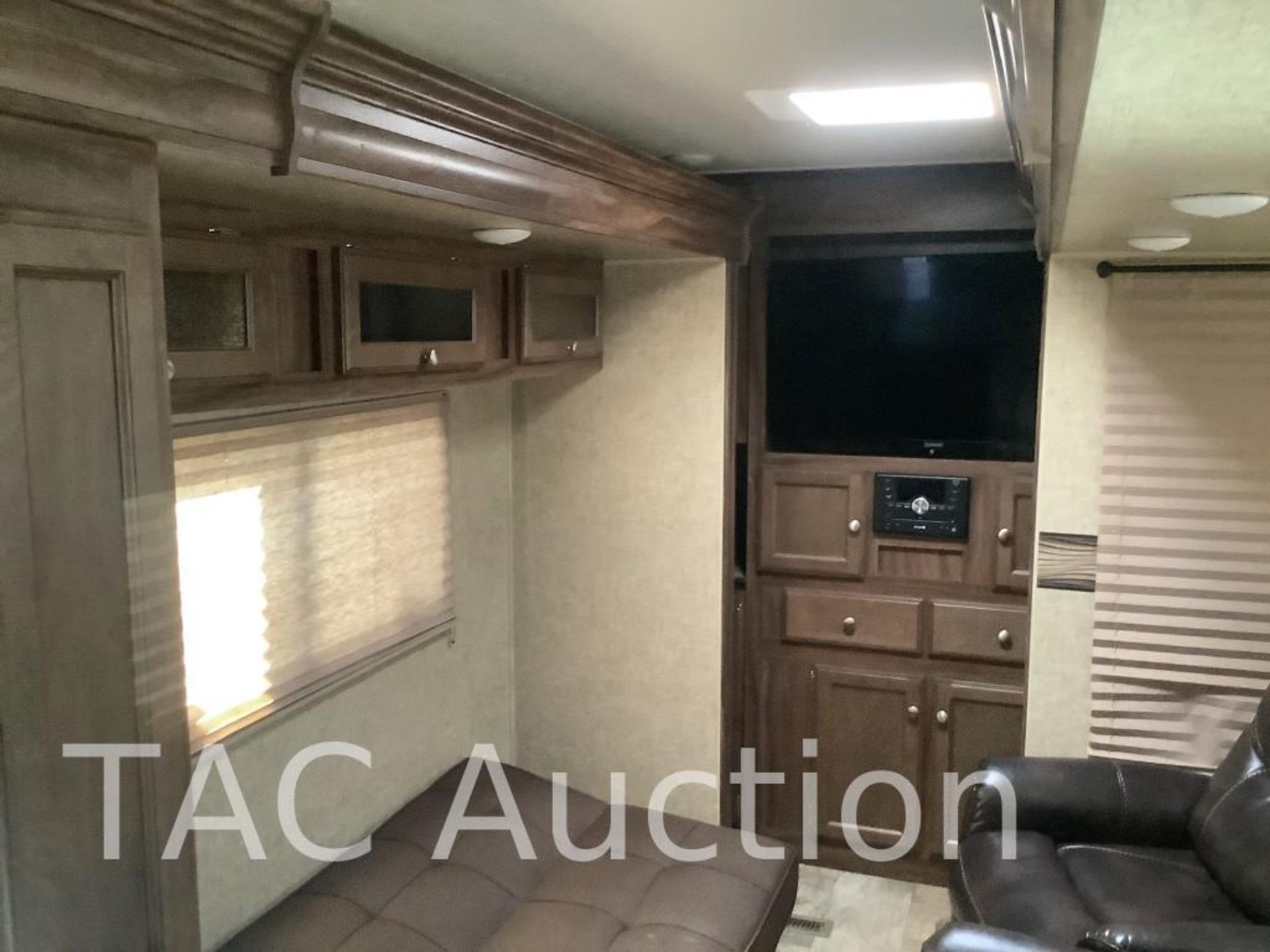 2016 KZ-RV Sportsmen 363FL 41ft Bumper Pull Camper - Image 36 of 93