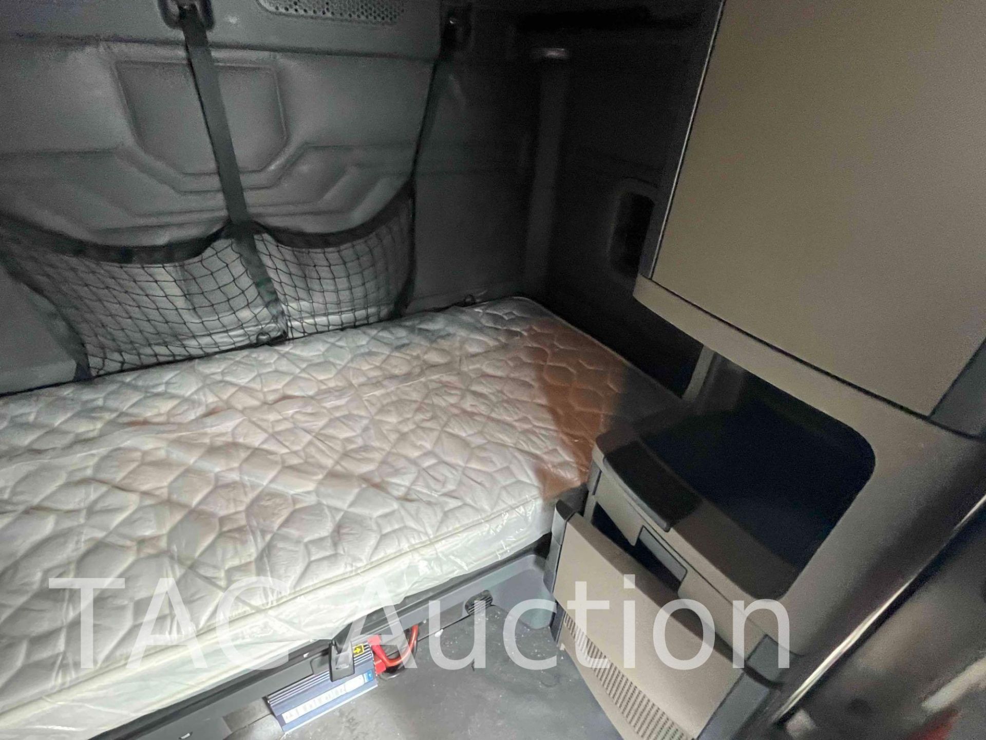 2016 Freightliner Cascadia 125 Sleeper Truck - Image 30 of 93