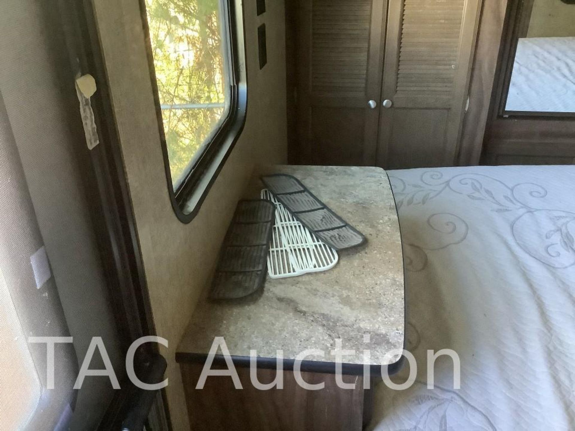 2016 KZ-RV Sportsmen 363FL 41ft Bumper Pull Camper - Image 71 of 93