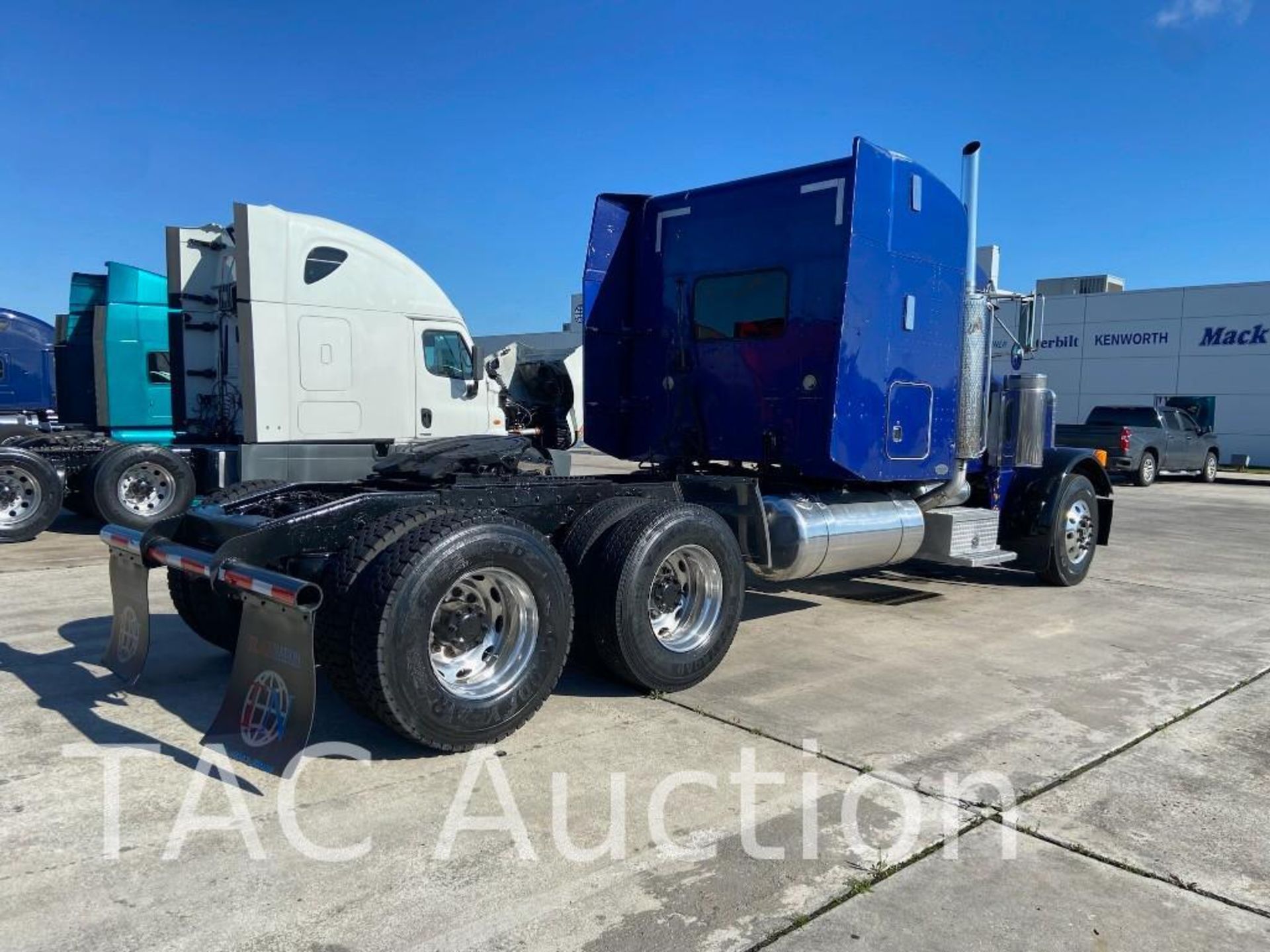 2001 Peterbilt 379 Sleeper Truck - Image 9 of 93