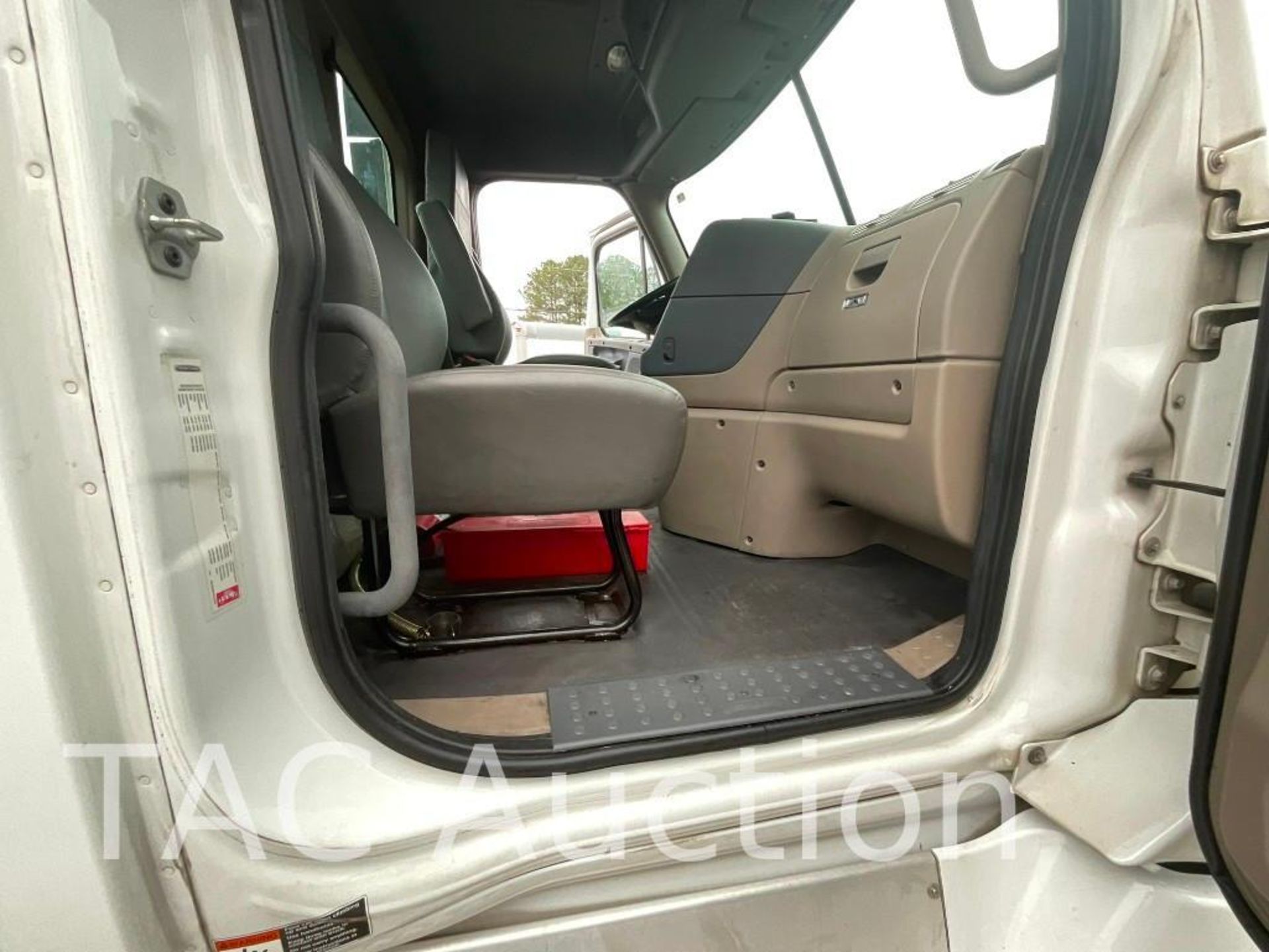 2018 Freightliner Cascadia 125 Day Cab - Image 21 of 58