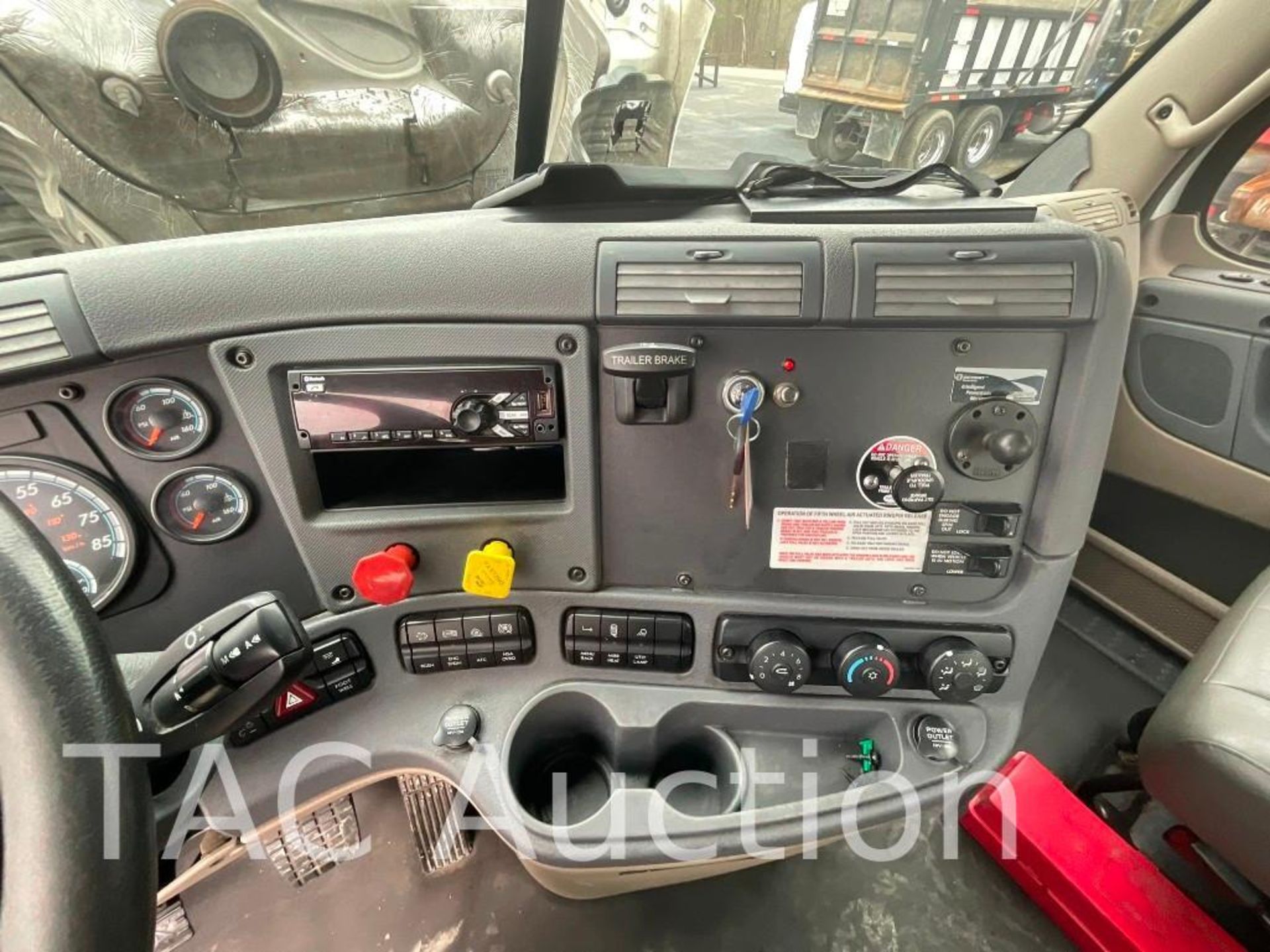 2018 Freightliner Cascadia 125 Day Cab - Image 14 of 58