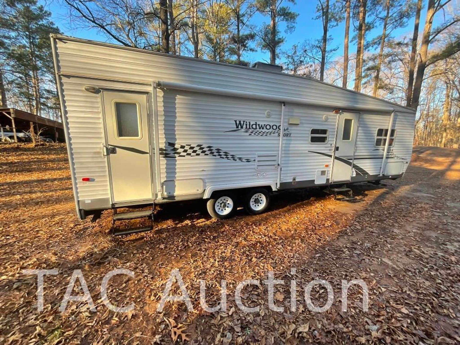 2005 Forest River Wildwood LE Sport 29ft Toy Hauler Camper - Image 6 of 35