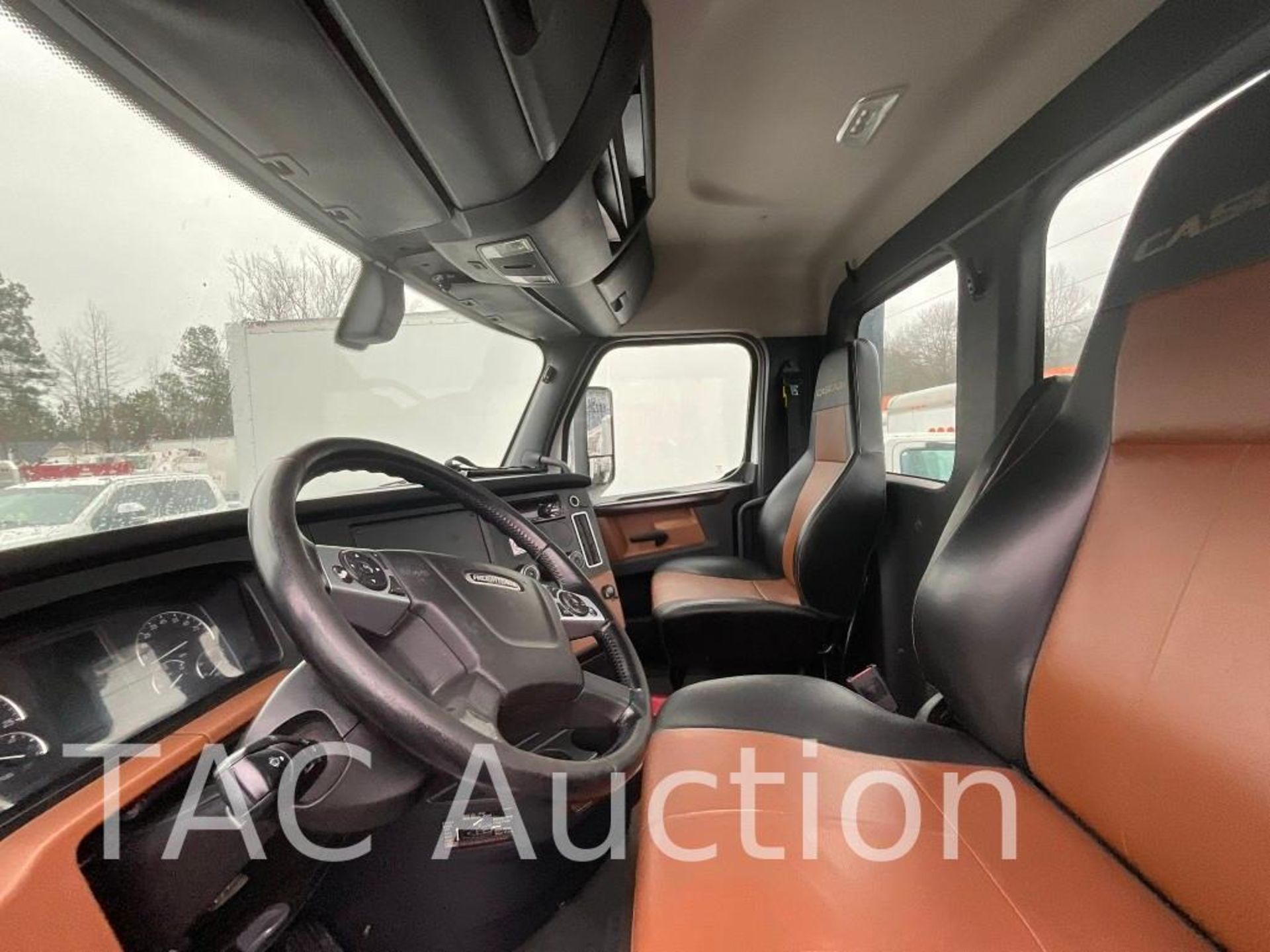 2019 Freightliner Cascadia Day Cab - Image 33 of 59