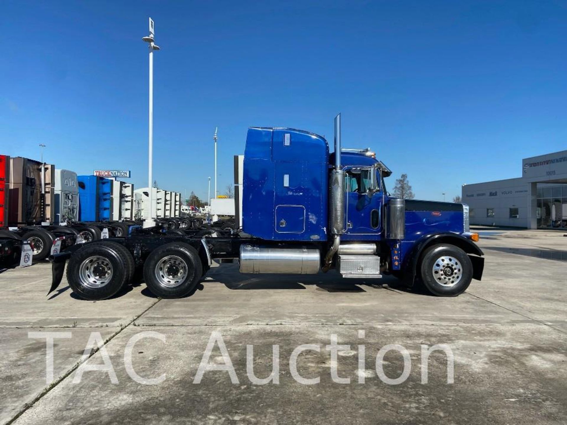 2001 Peterbilt 379 Sleeper Truck - Image 10 of 93