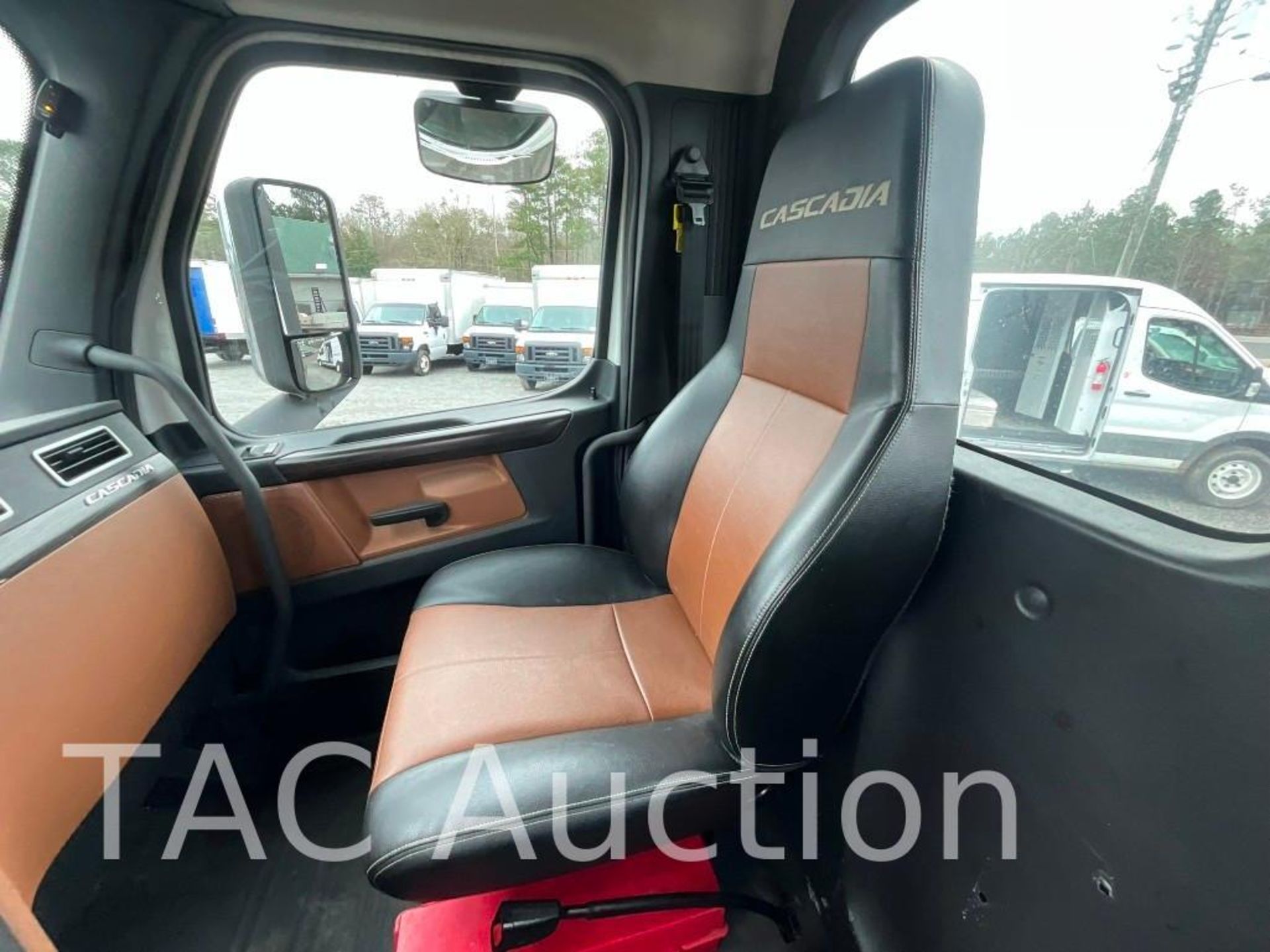 2019 Freightliner Cascadia Day Cab - Image 18 of 54