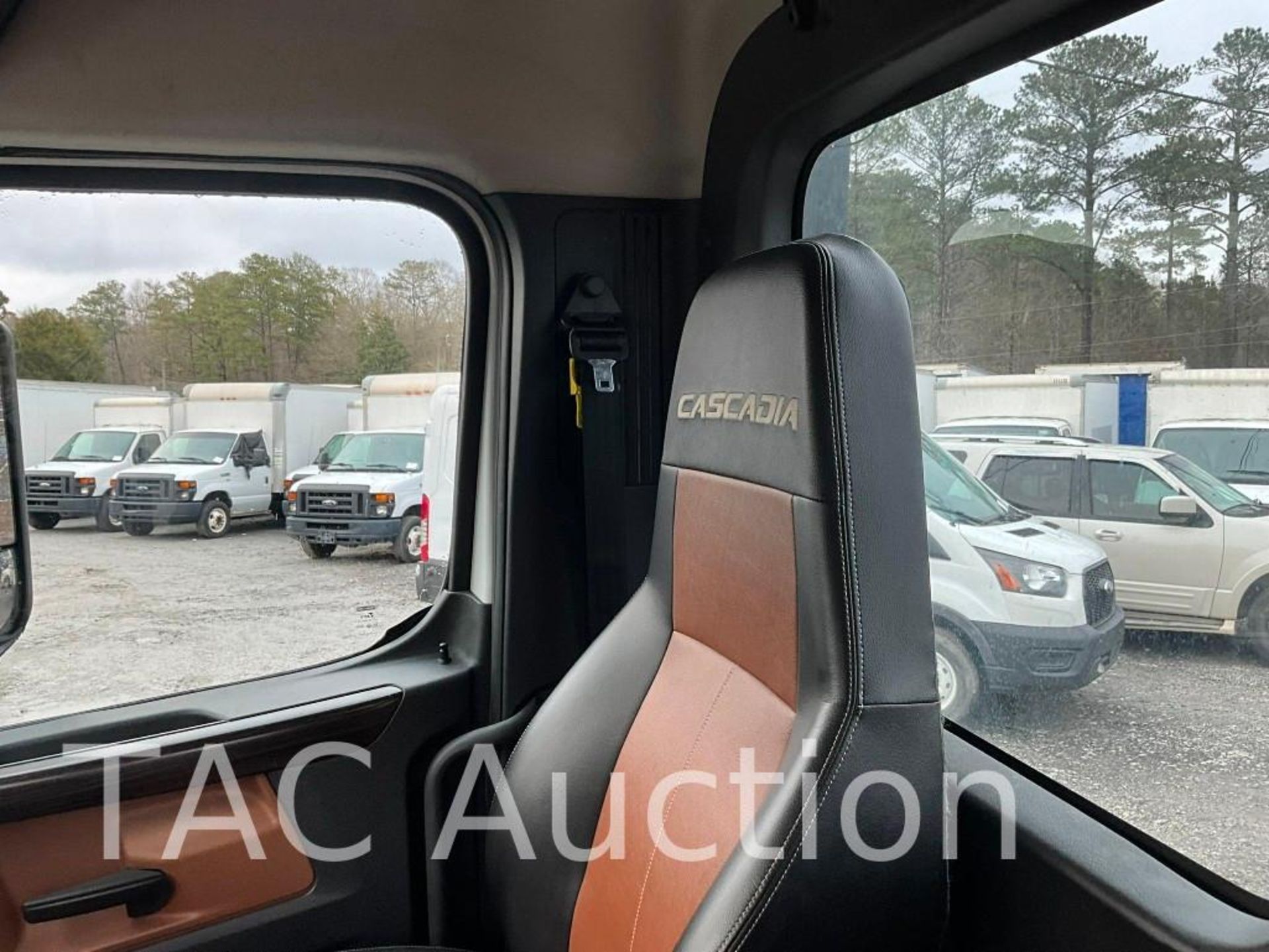 2019 Freightliner Cascadia Day Cab - Image 28 of 59