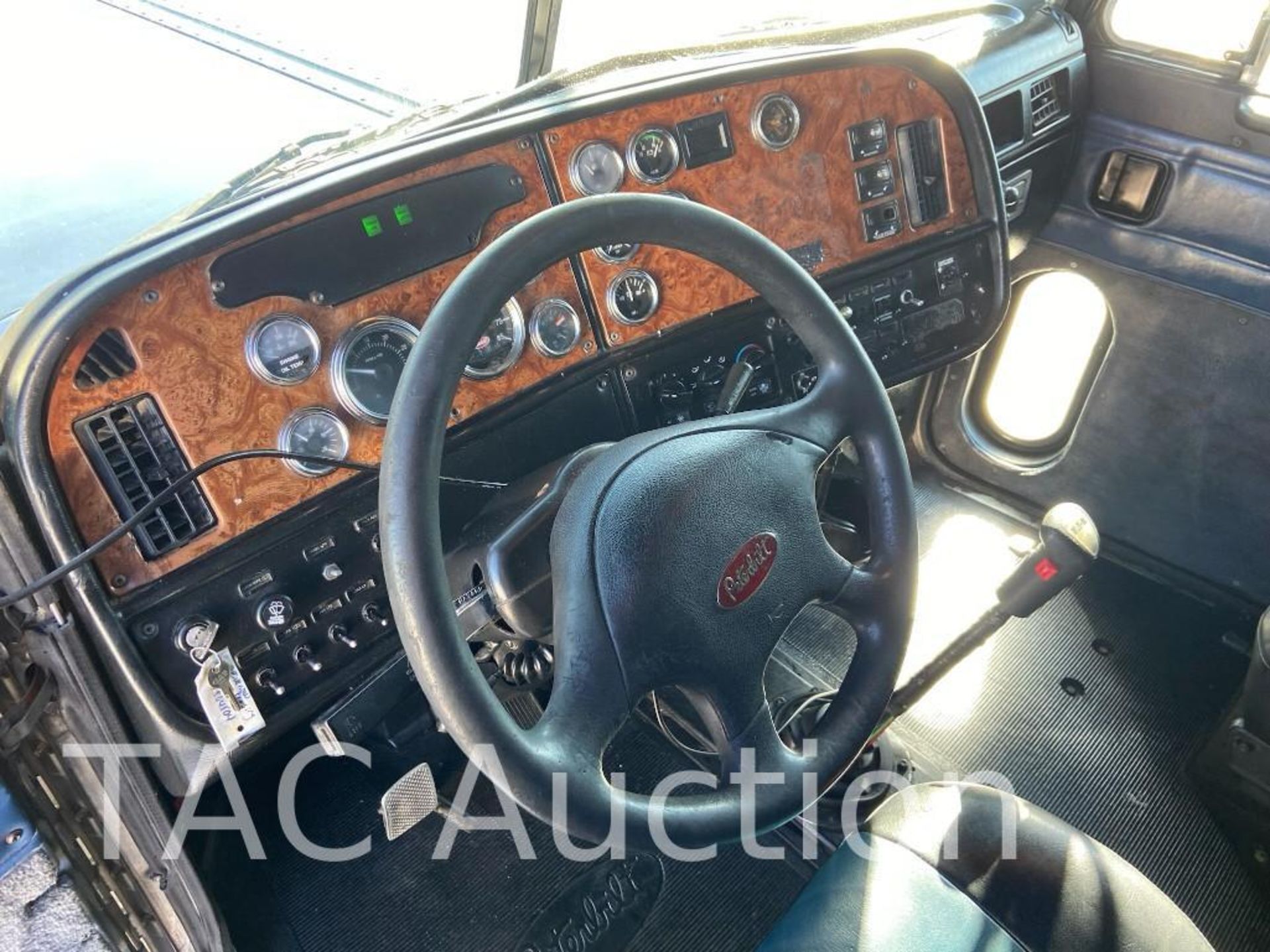 2001 Peterbilt 379 Sleeper Truck - Image 18 of 93