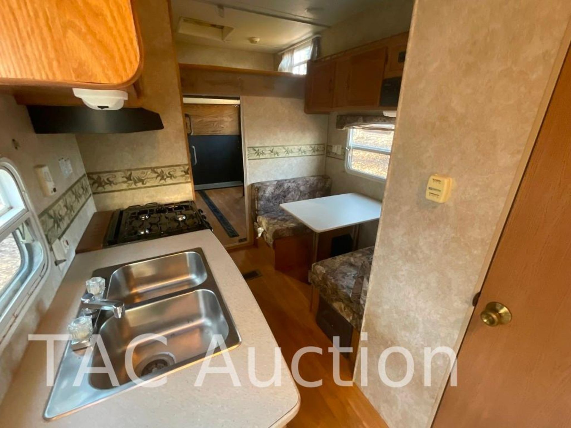 2005 Forest River Wildwood LE Sport 29ft Toy Hauler Camper - Image 9 of 35