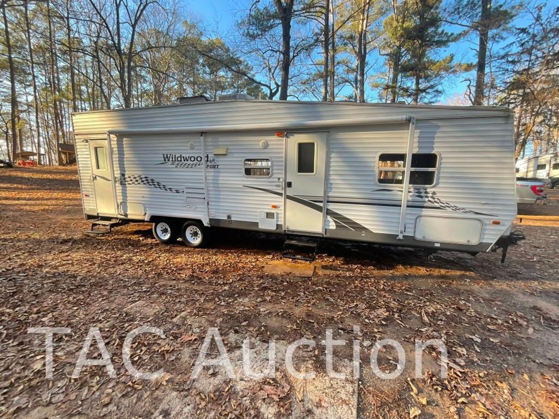 2005 Forest River Wildwood LE Sport 29ft Toy Hauler Camper - Image 7 of 35