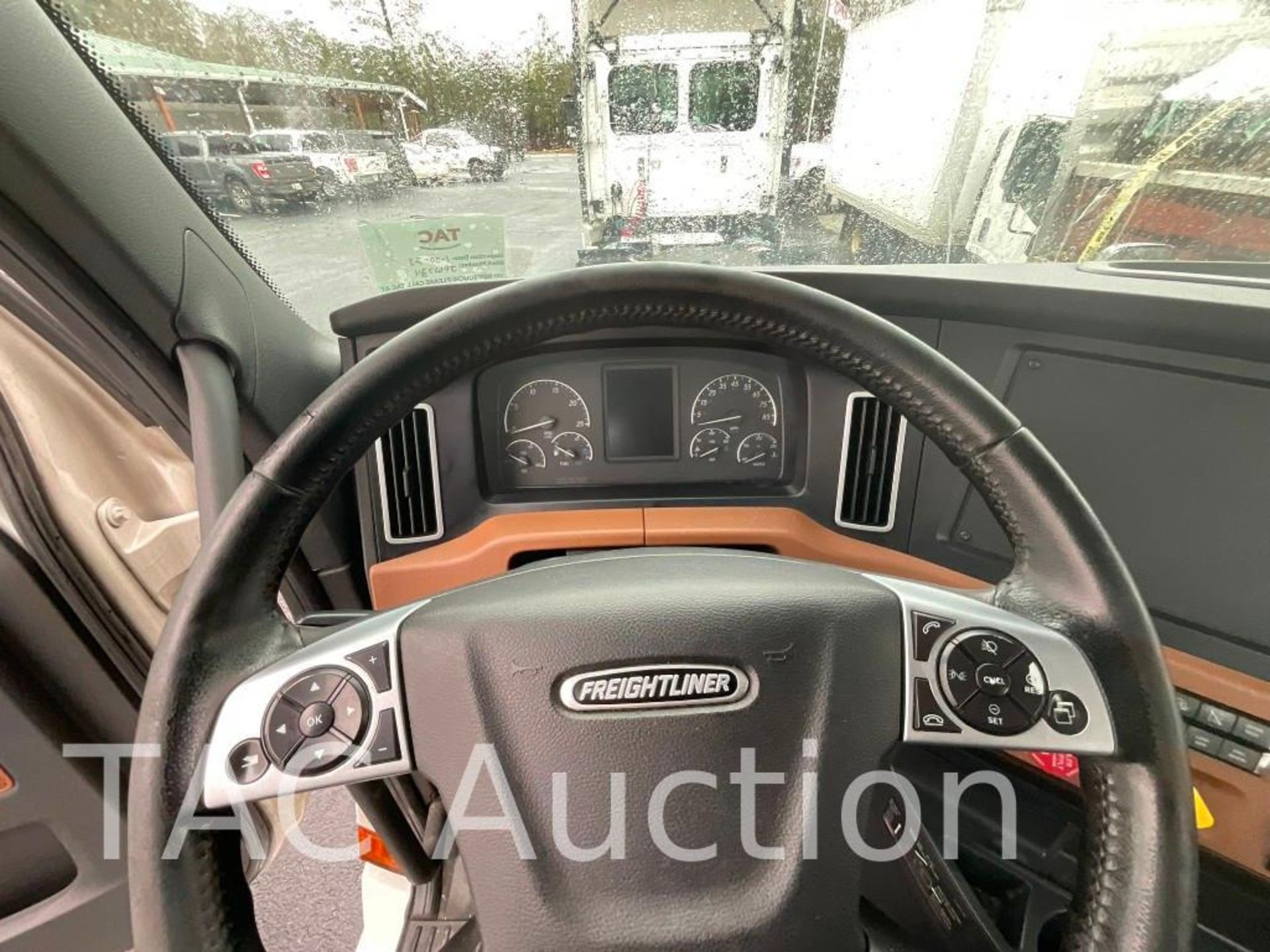 2019 Freightliner Cascadia Day Cab - Image 15 of 54