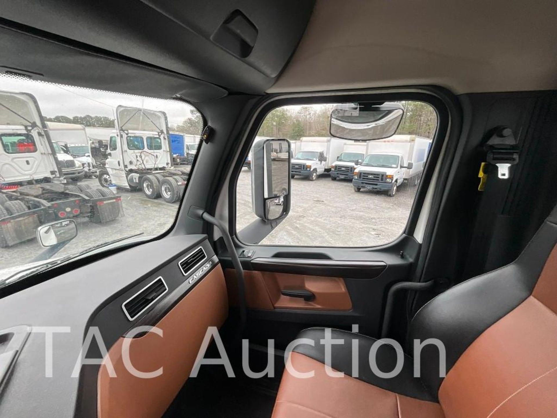 2019 Freightliner Cascadia Day Cab - Image 19 of 54