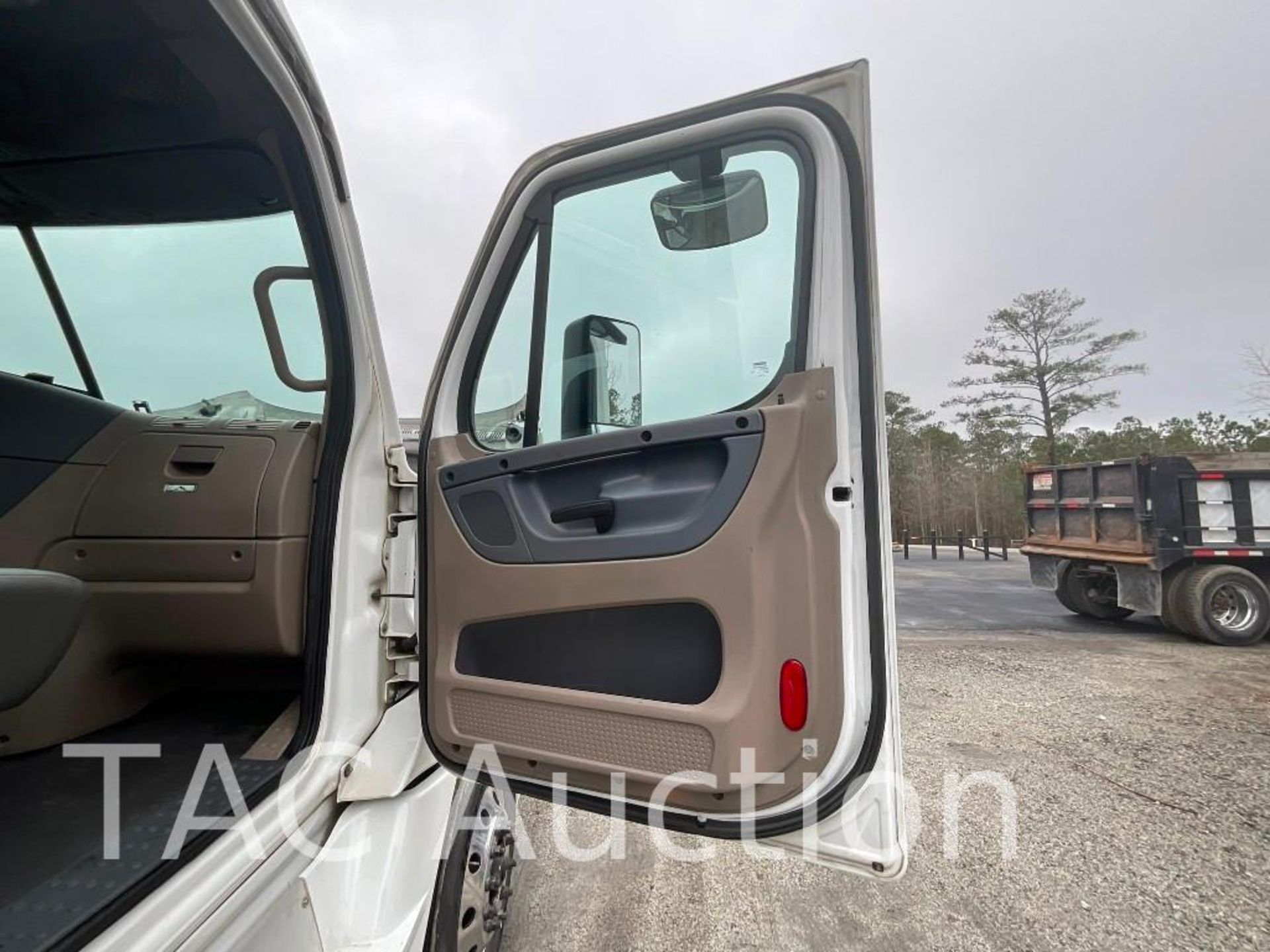 2018 Freightliner Cascadia 125 Day Cab - Image 20 of 58