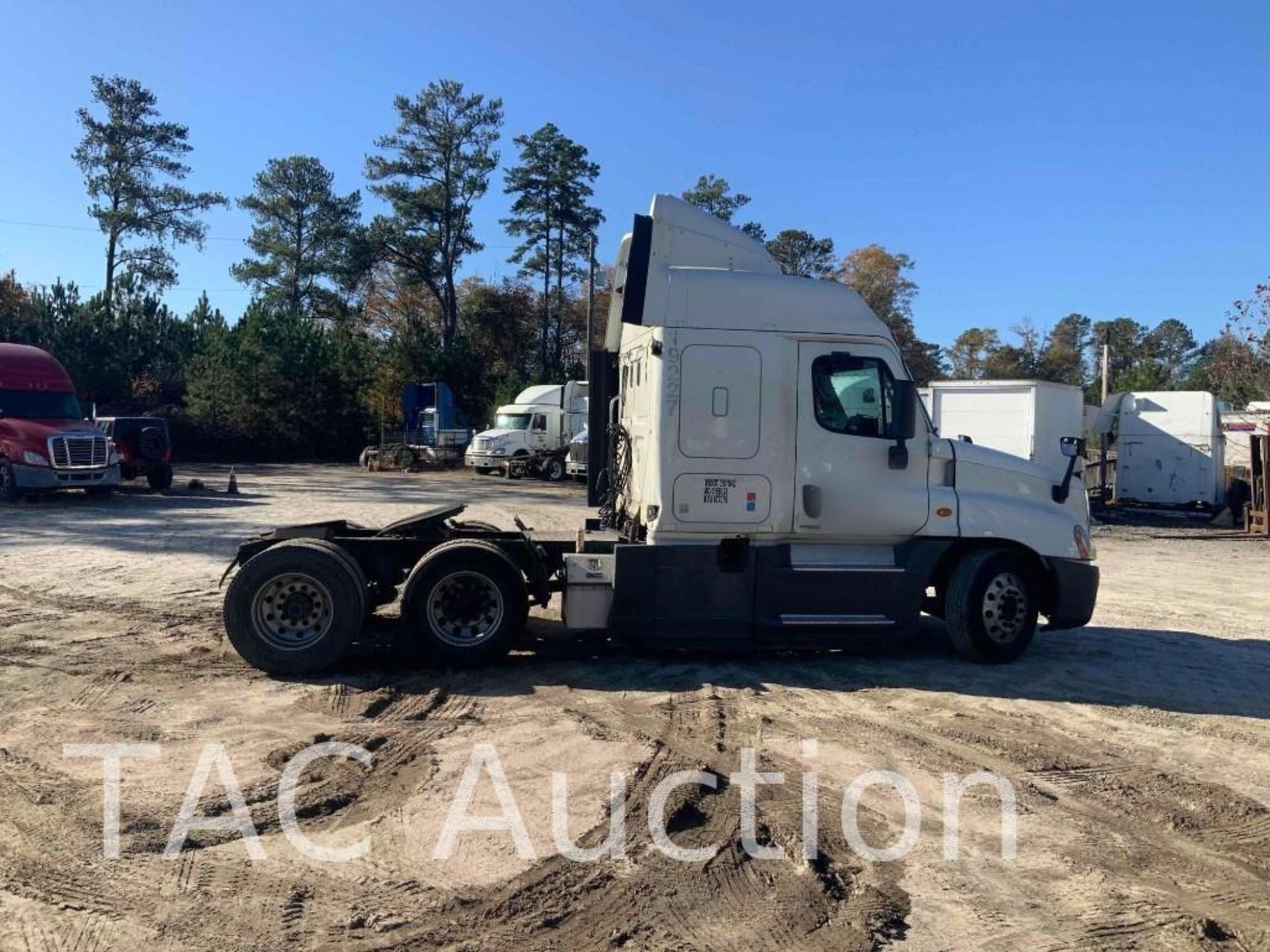 2015 Freightliner Cascadia Sleeper Truck - Image 5 of 84