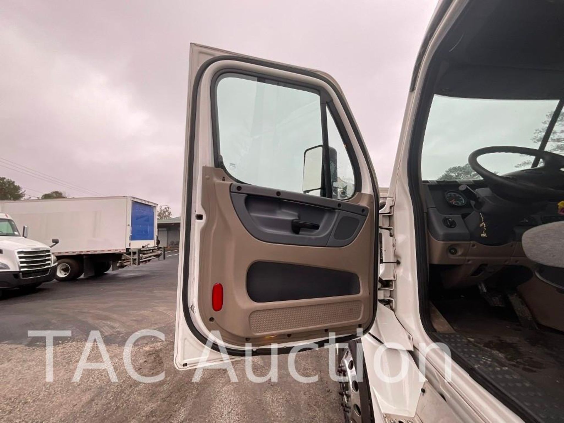 2018 Freightliner Cascadia 125 Day Cab - Image 11 of 56