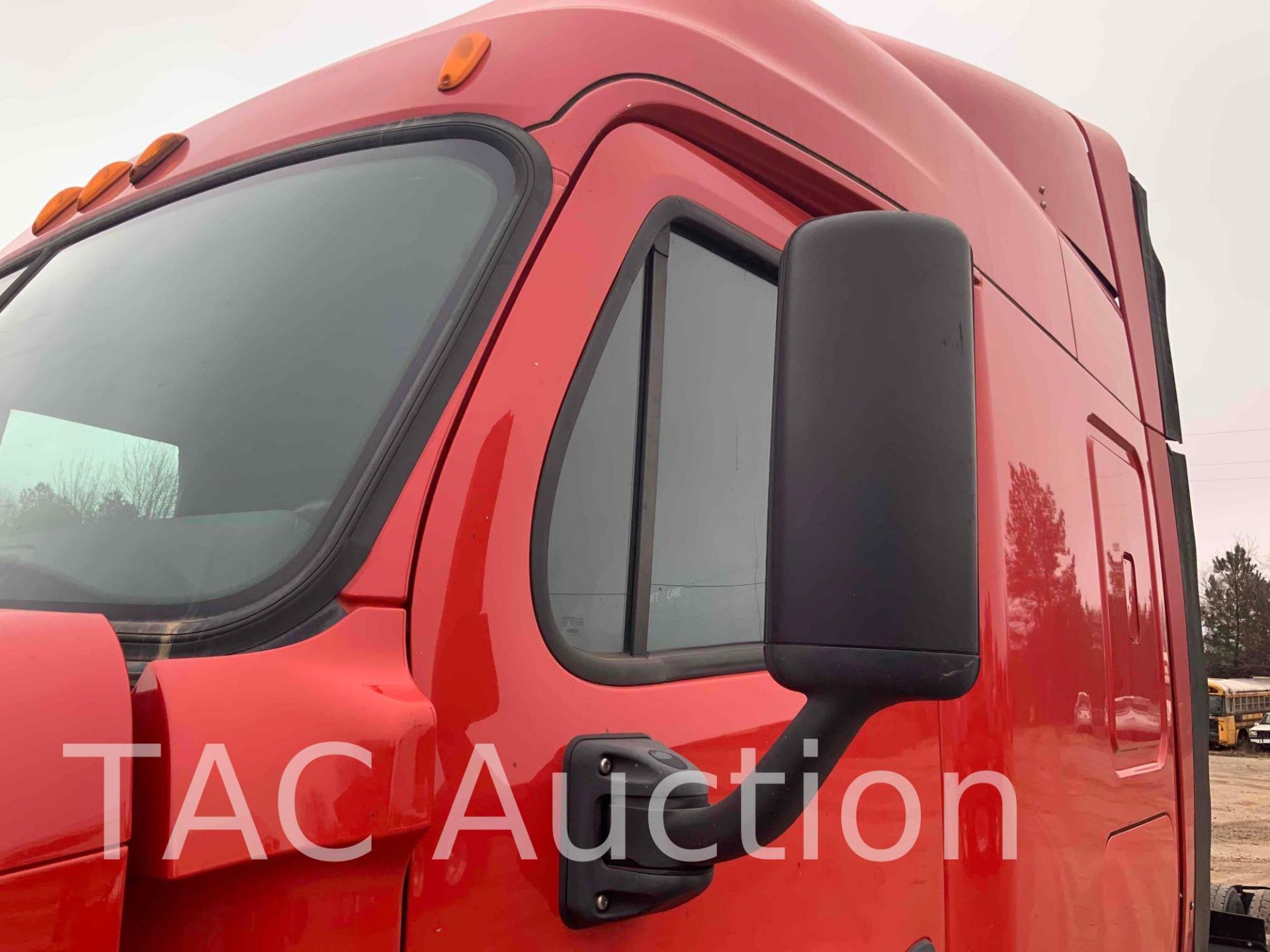 2014 Freightliner Cascadia Sleeper Truck - Image 22 of 52
