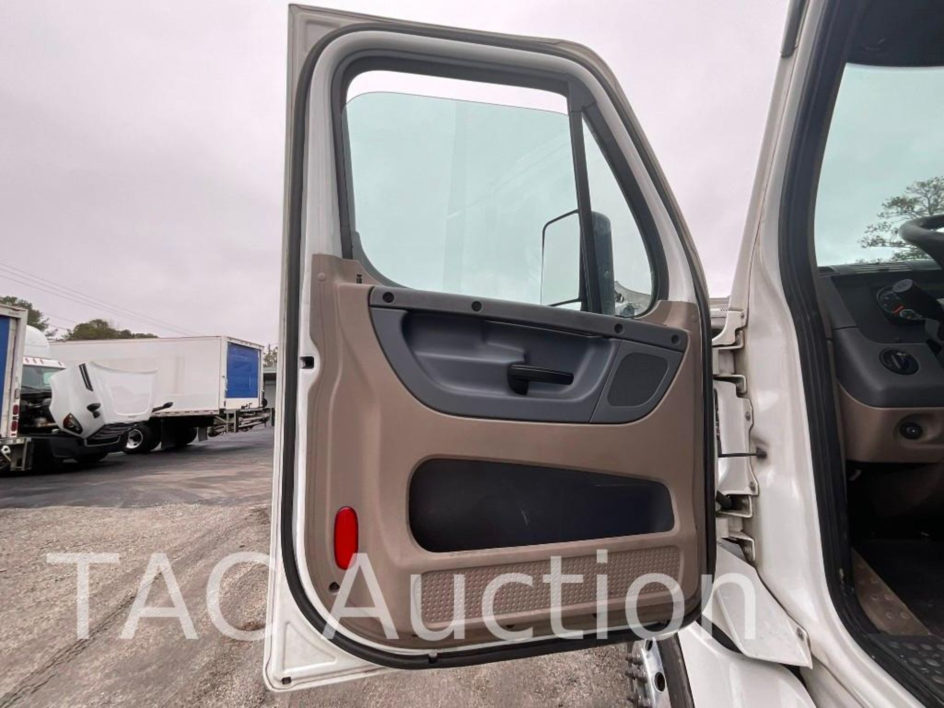 2018 Freightliner Cascadia 125 Day Cab - Image 9 of 58