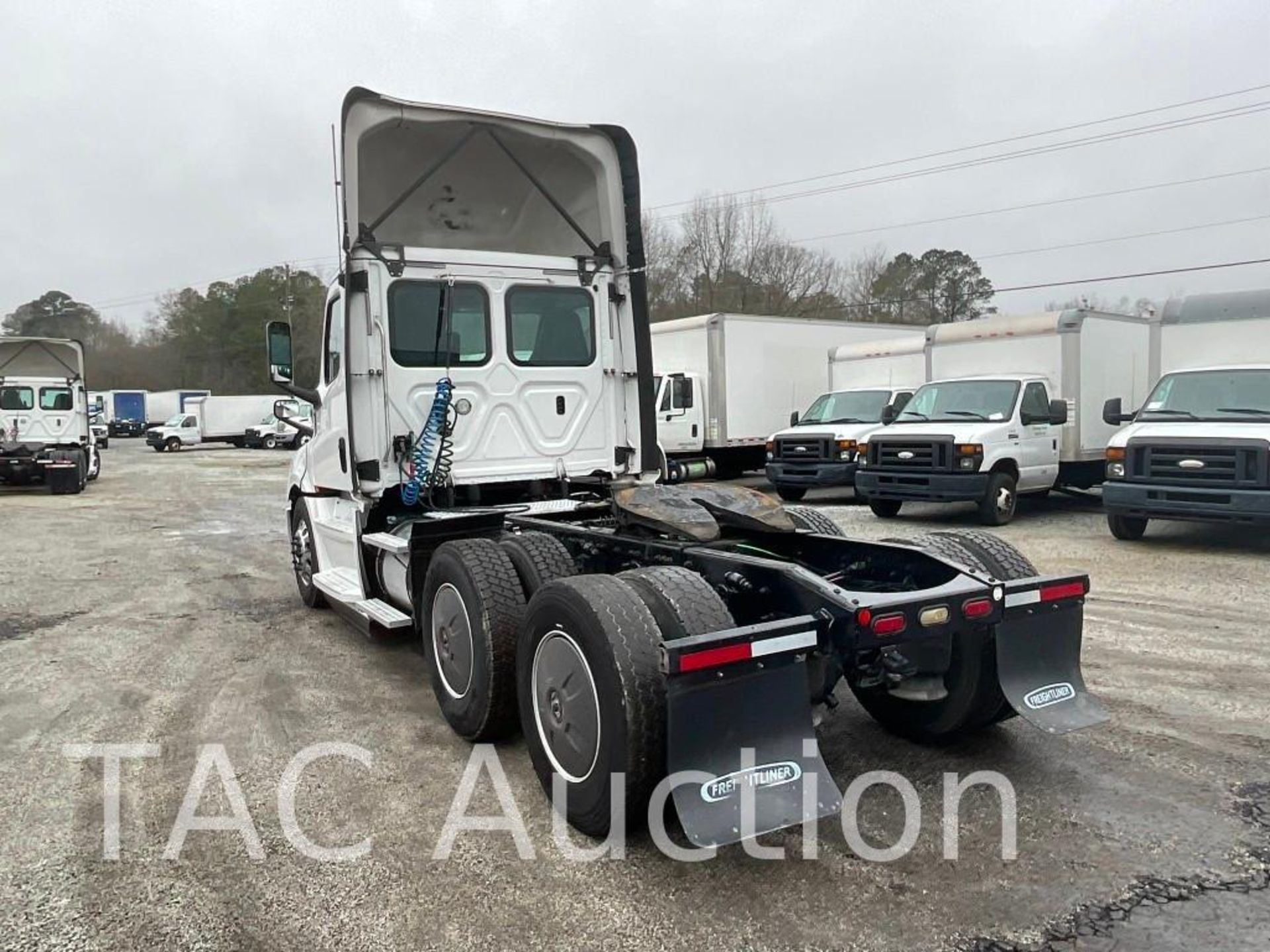 2019 Freightliner Cascadia Day Cab - Image 7 of 54