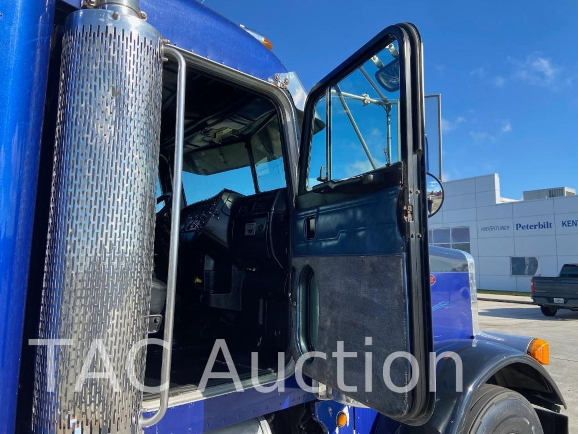 2001 Peterbilt 379 Sleeper Truck - Image 16 of 93