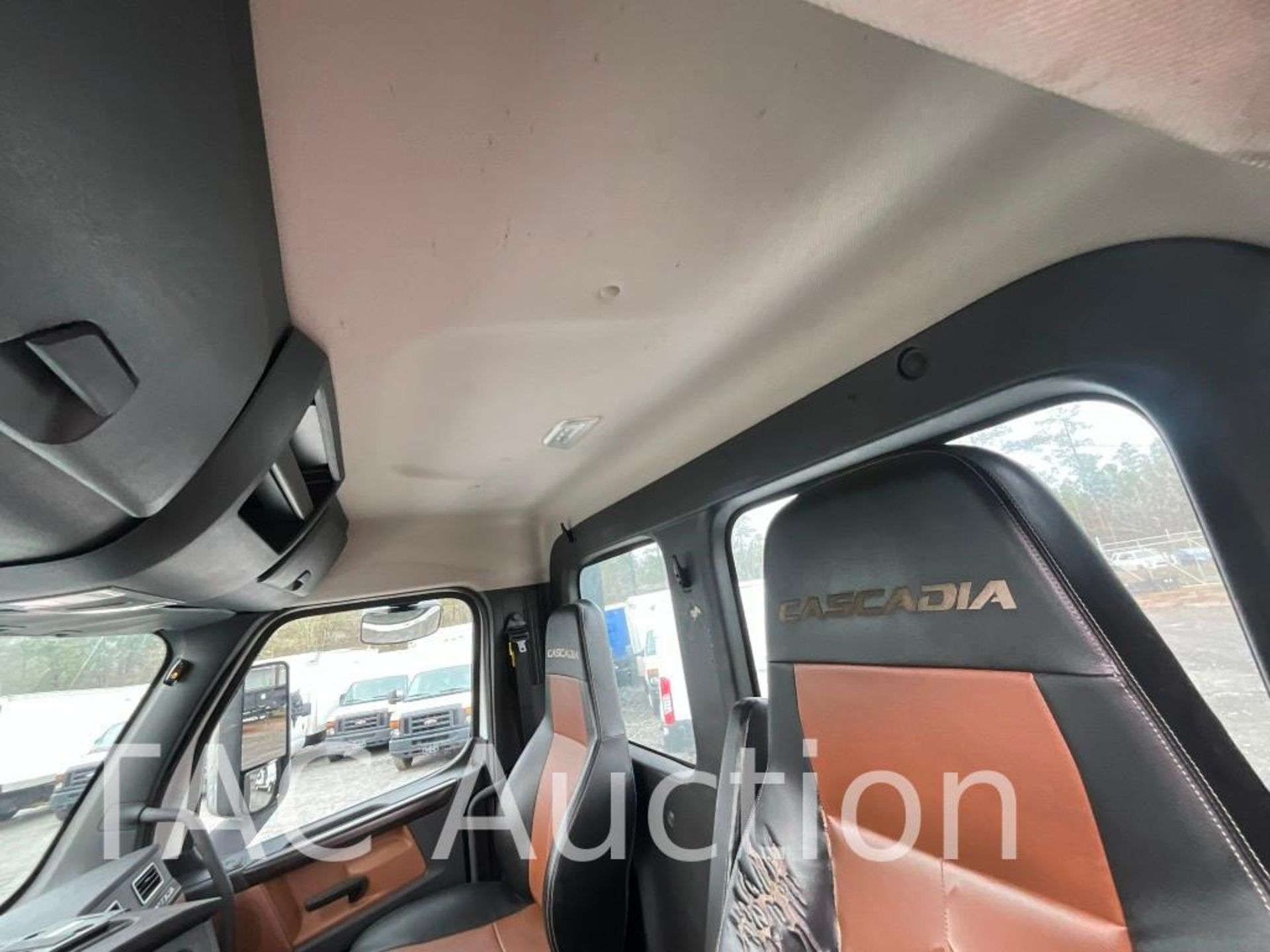 2019 Freightliner Cascadia Day Cab - Image 16 of 54