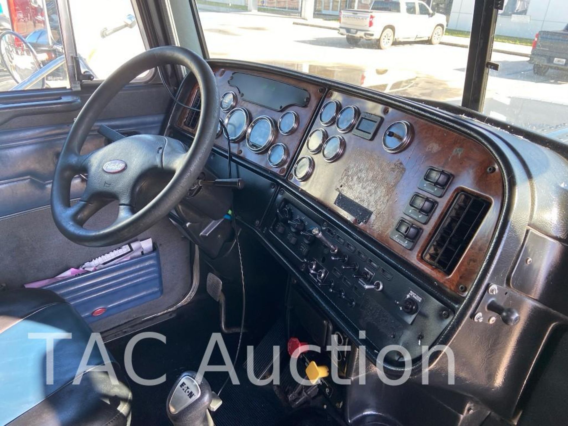 2001 Peterbilt 379 Sleeper Truck - Image 29 of 93