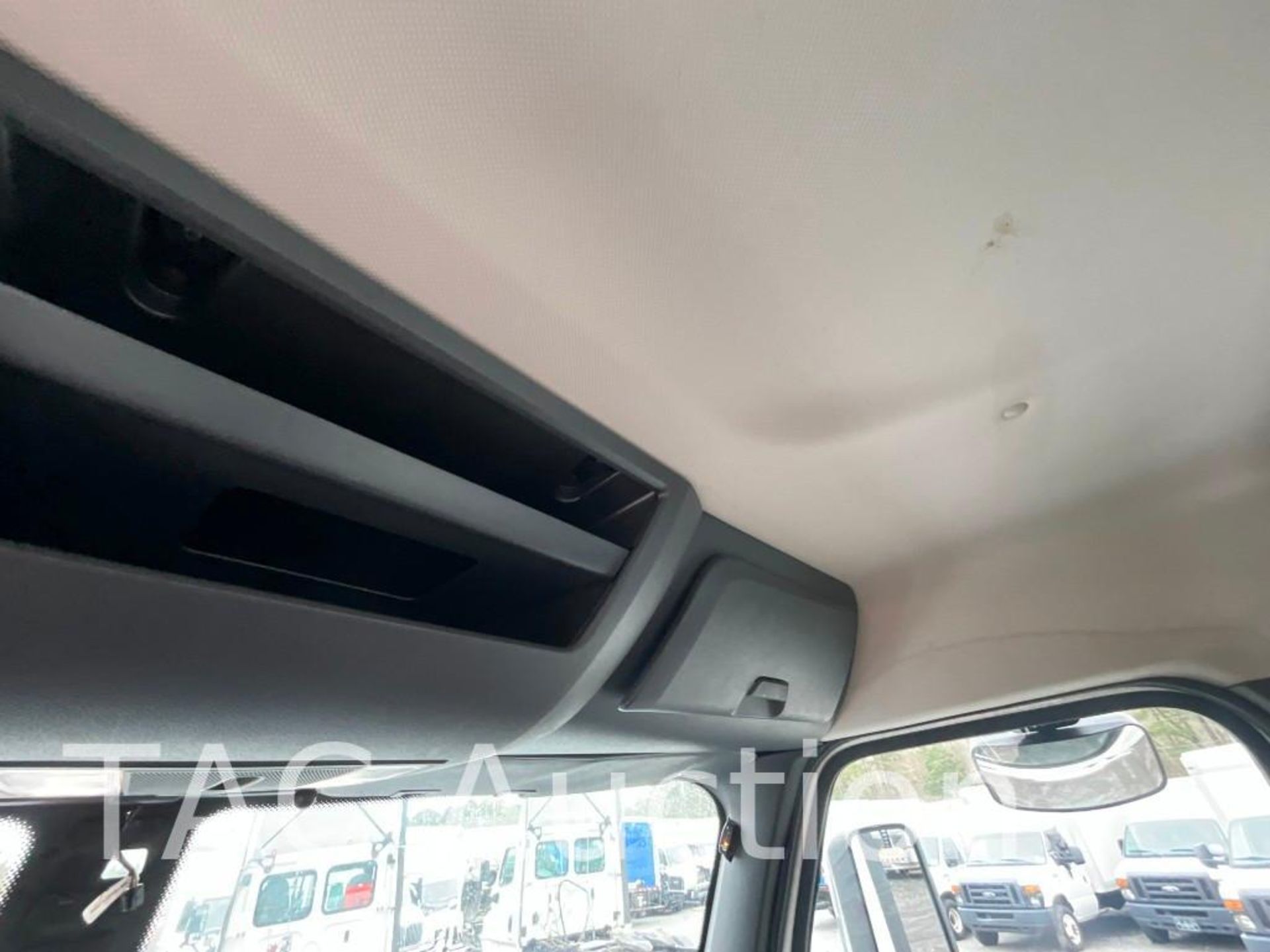 2019 Freightliner Cascadia Day Cab - Image 23 of 54