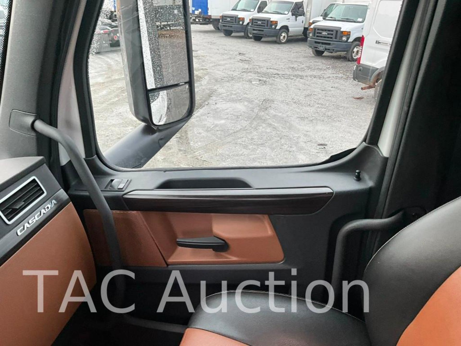 2019 Freightliner Cascadia Day Cab - Image 27 of 59