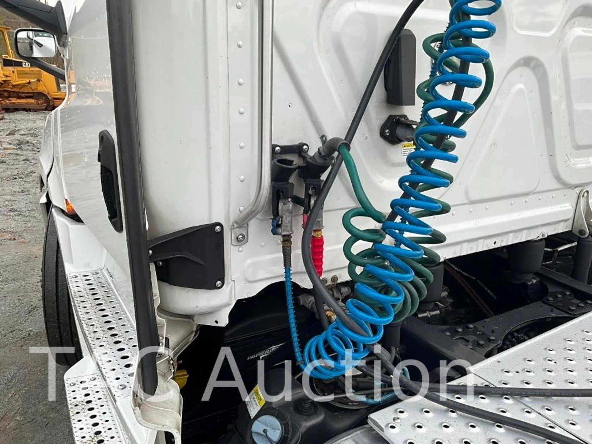 2019 Freightliner Cascadia Day Cab - Image 33 of 54