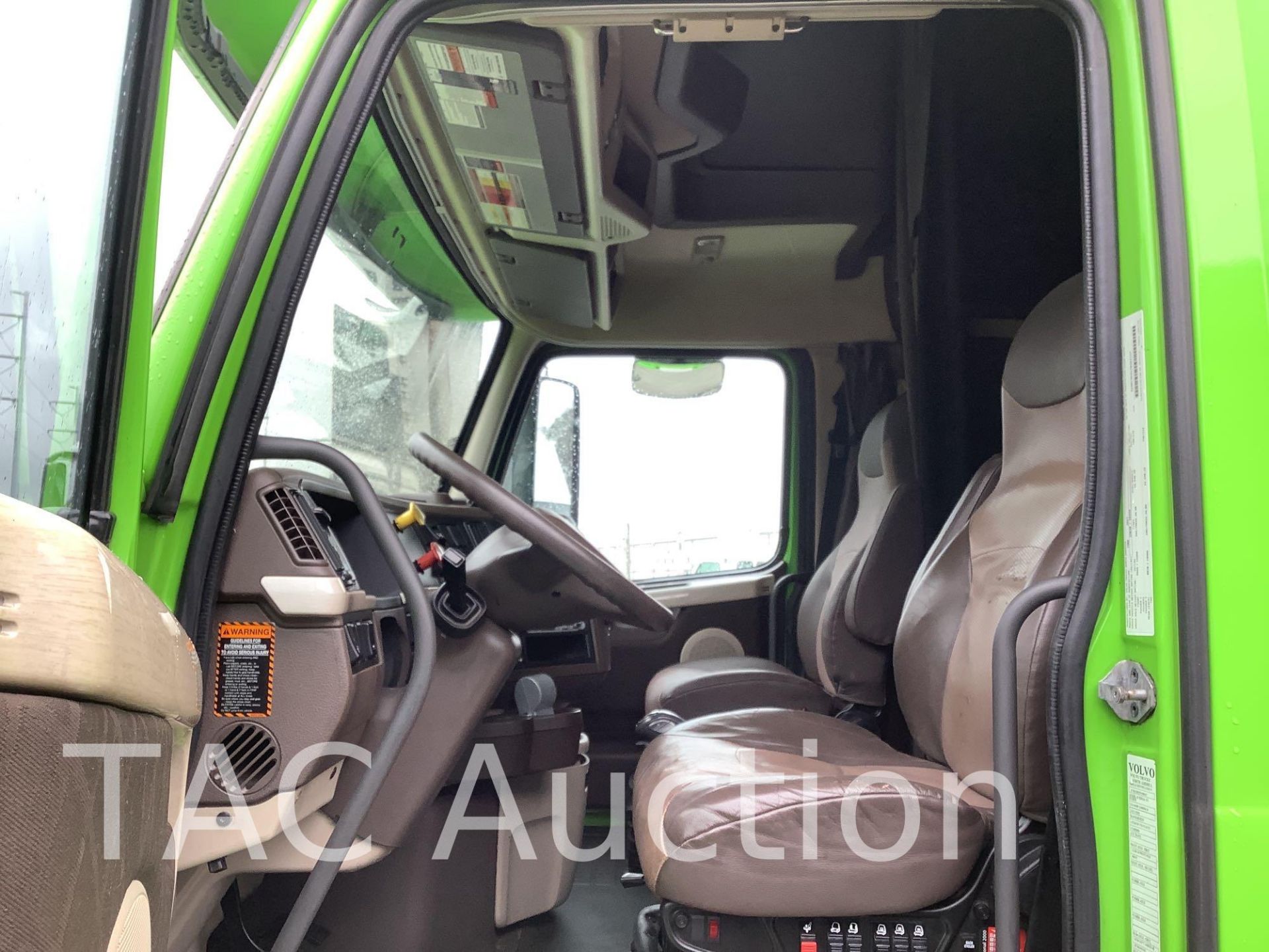 2018 Volvo 780 Sleeper Truck - Image 9 of 62