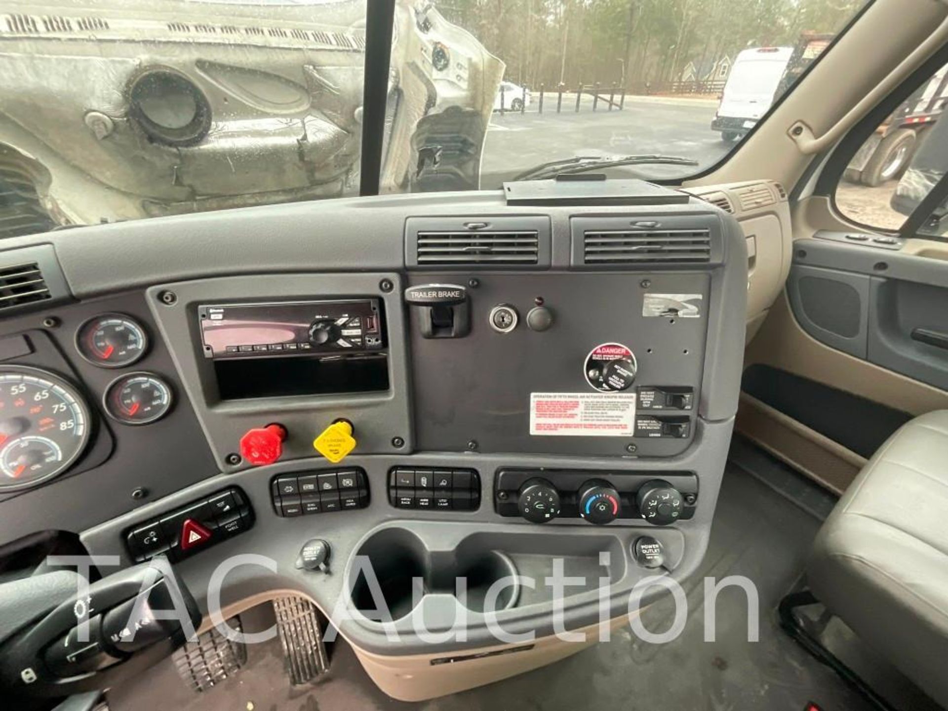 2018 Freightliner Cascadia 125 Day Cab - Image 16 of 56