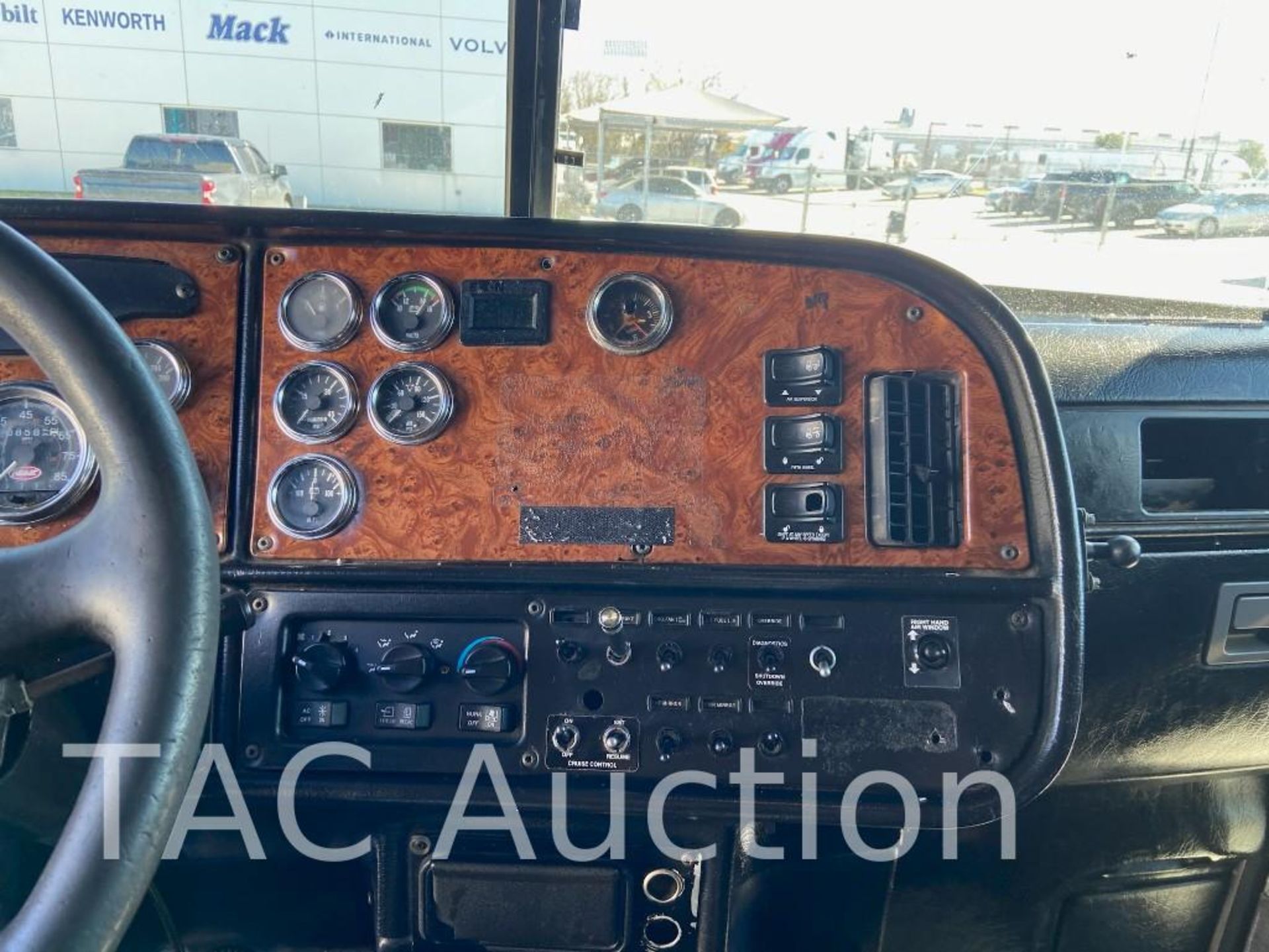 2001 Peterbilt 379 Sleeper Truck - Image 19 of 93