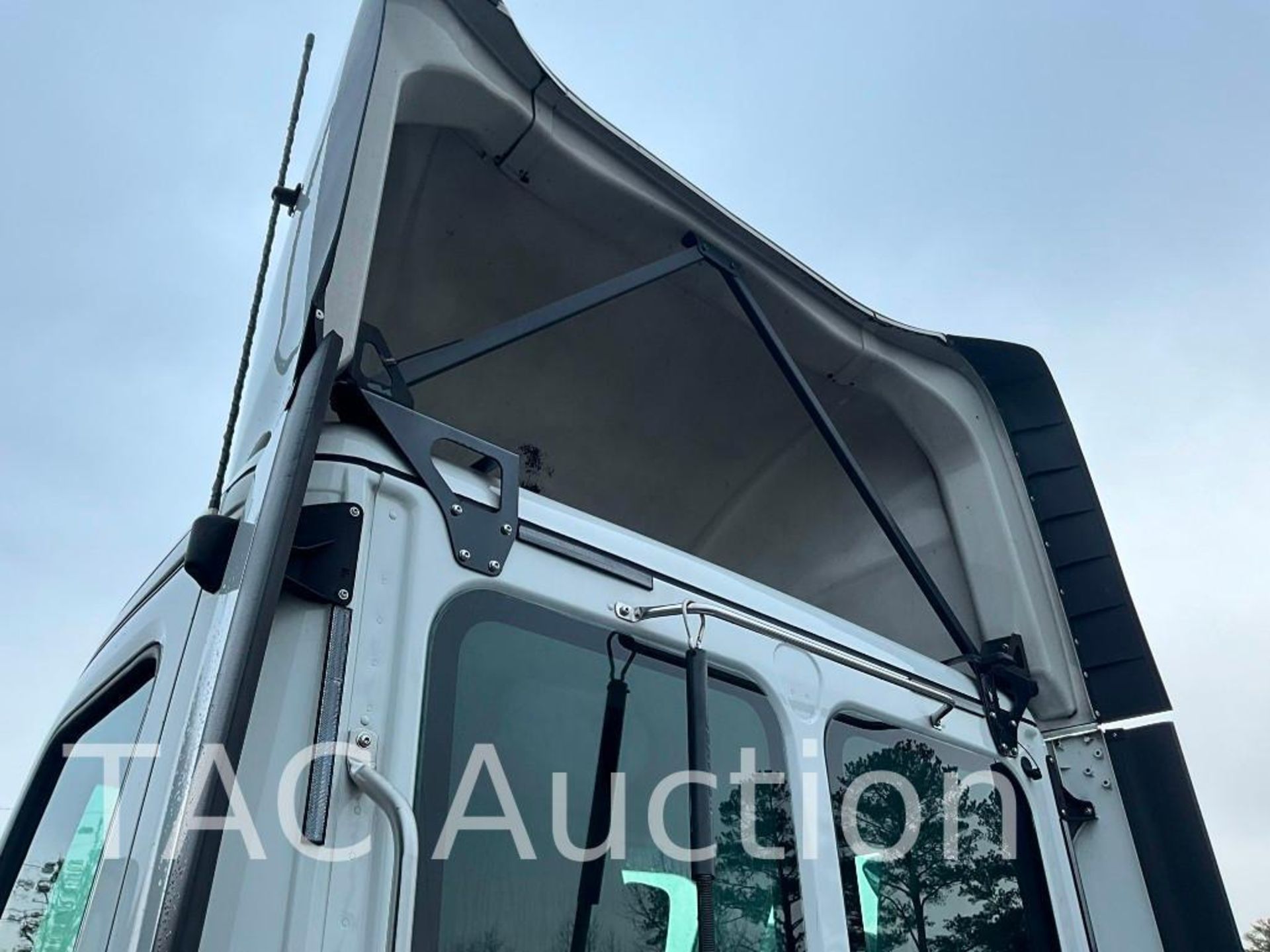 2019 Freightliner Cascadia Day Cab - Image 24 of 54
