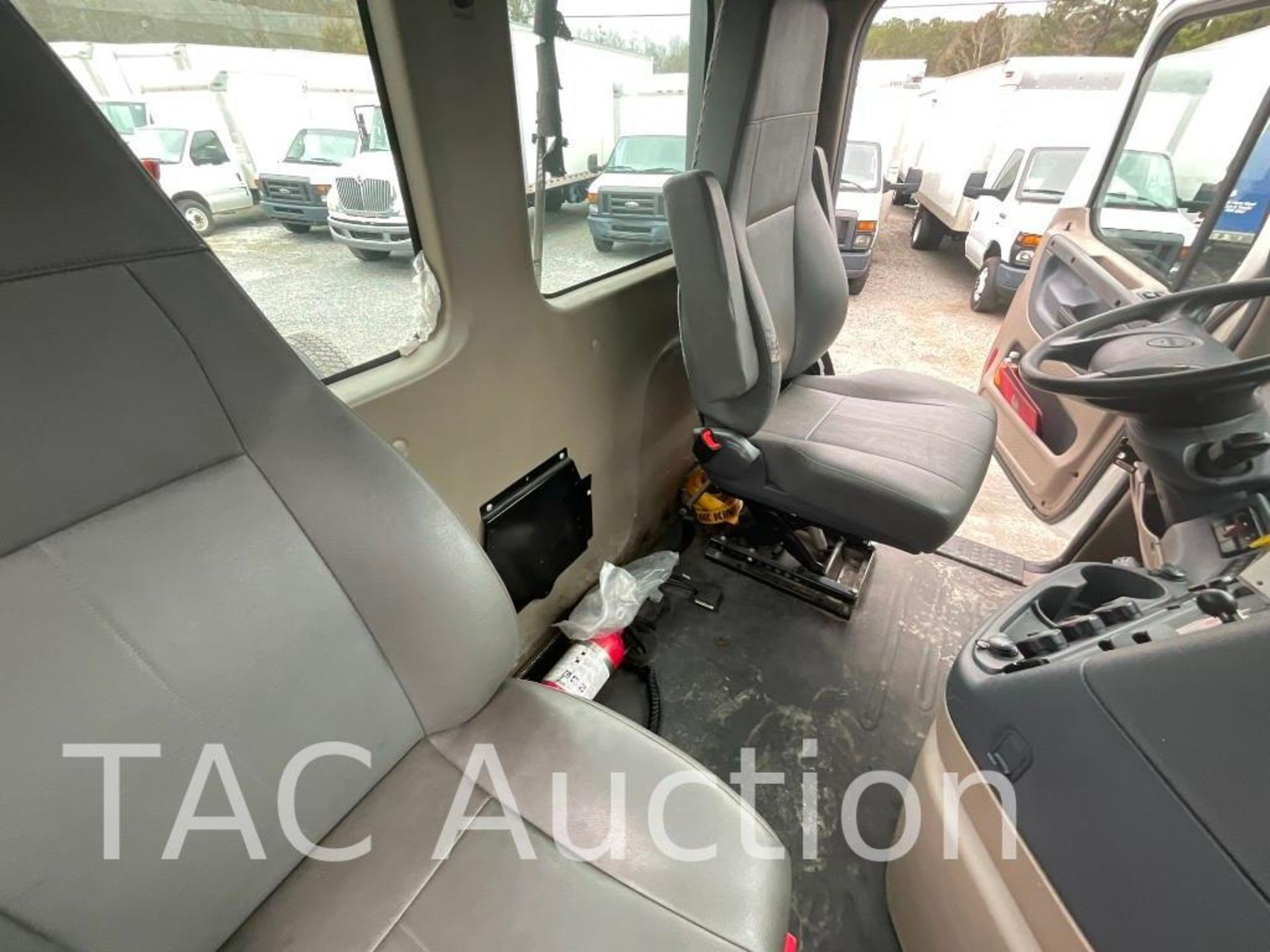 2018 Freightliner Cascadia 125 Day Cab - Image 28 of 58