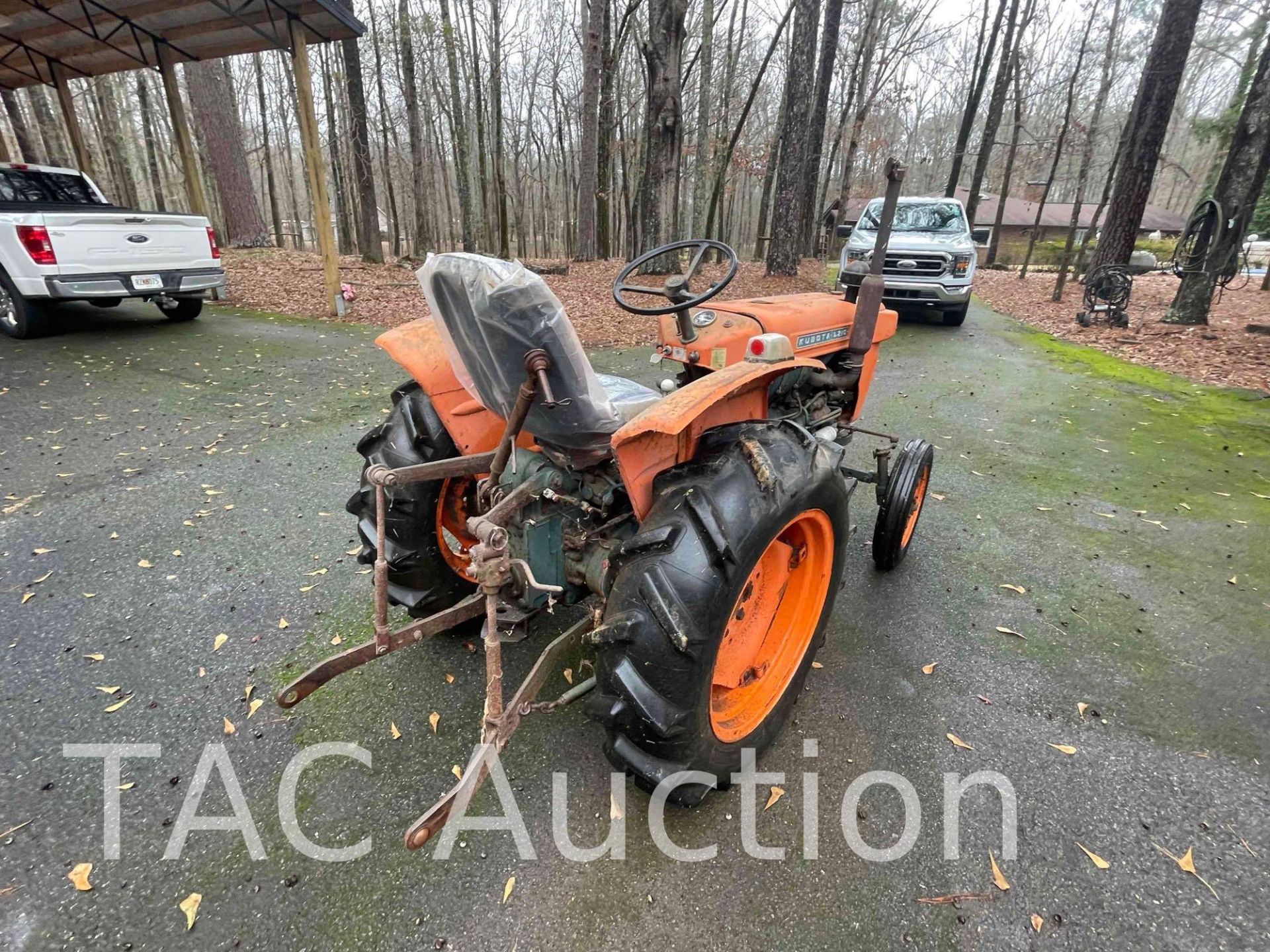 Kubota 210L Tractor - Image 7 of 41