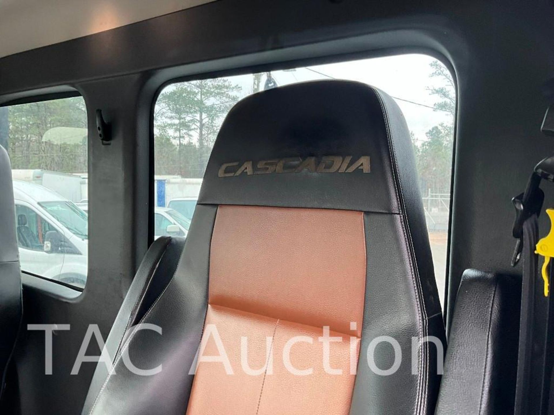 2019 Freightliner Cascadia Day Cab - Image 18 of 59