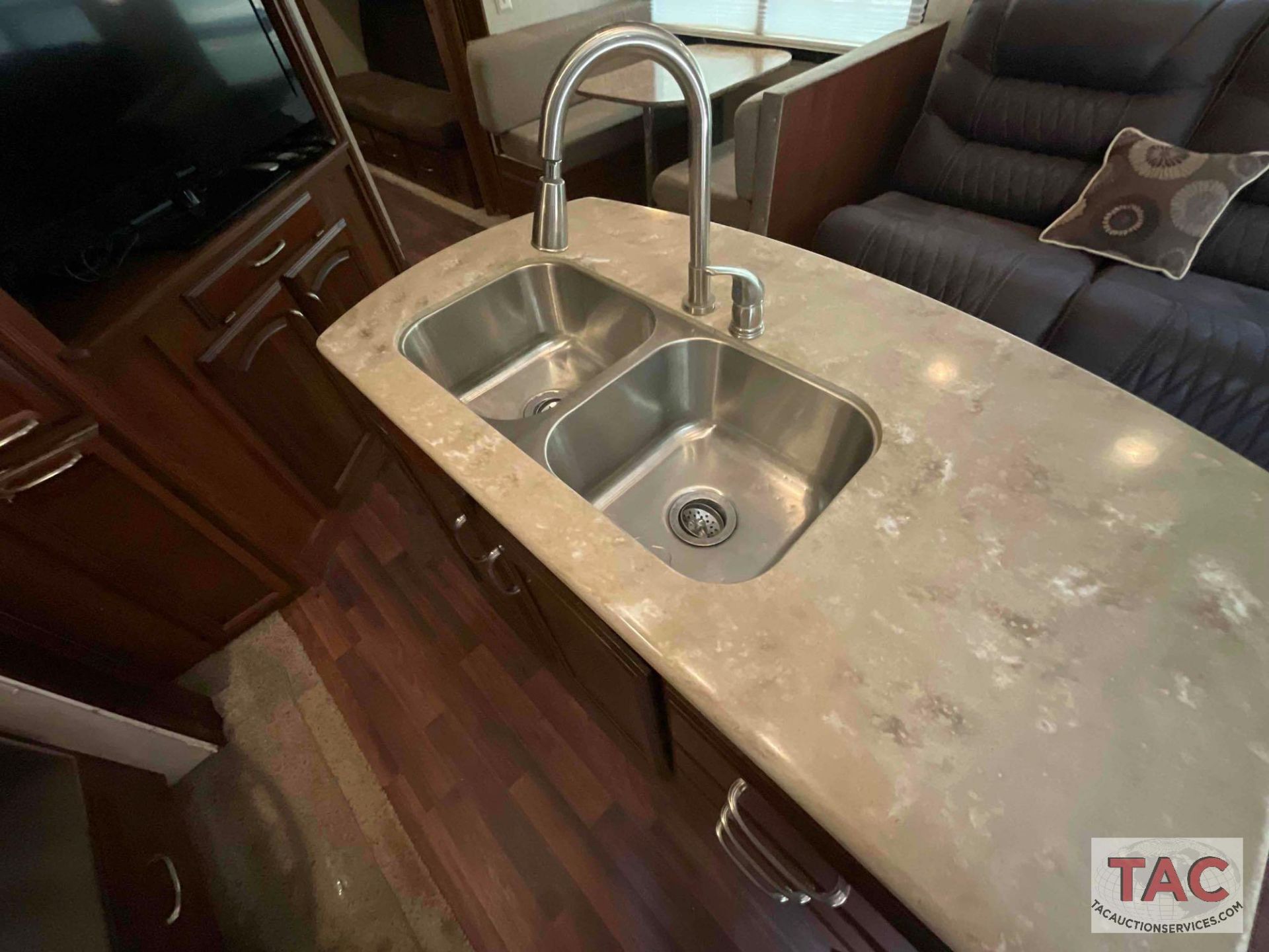 2013 Palominio Columbus 385BH 38ft Fifth Wheel - Image 27 of 98