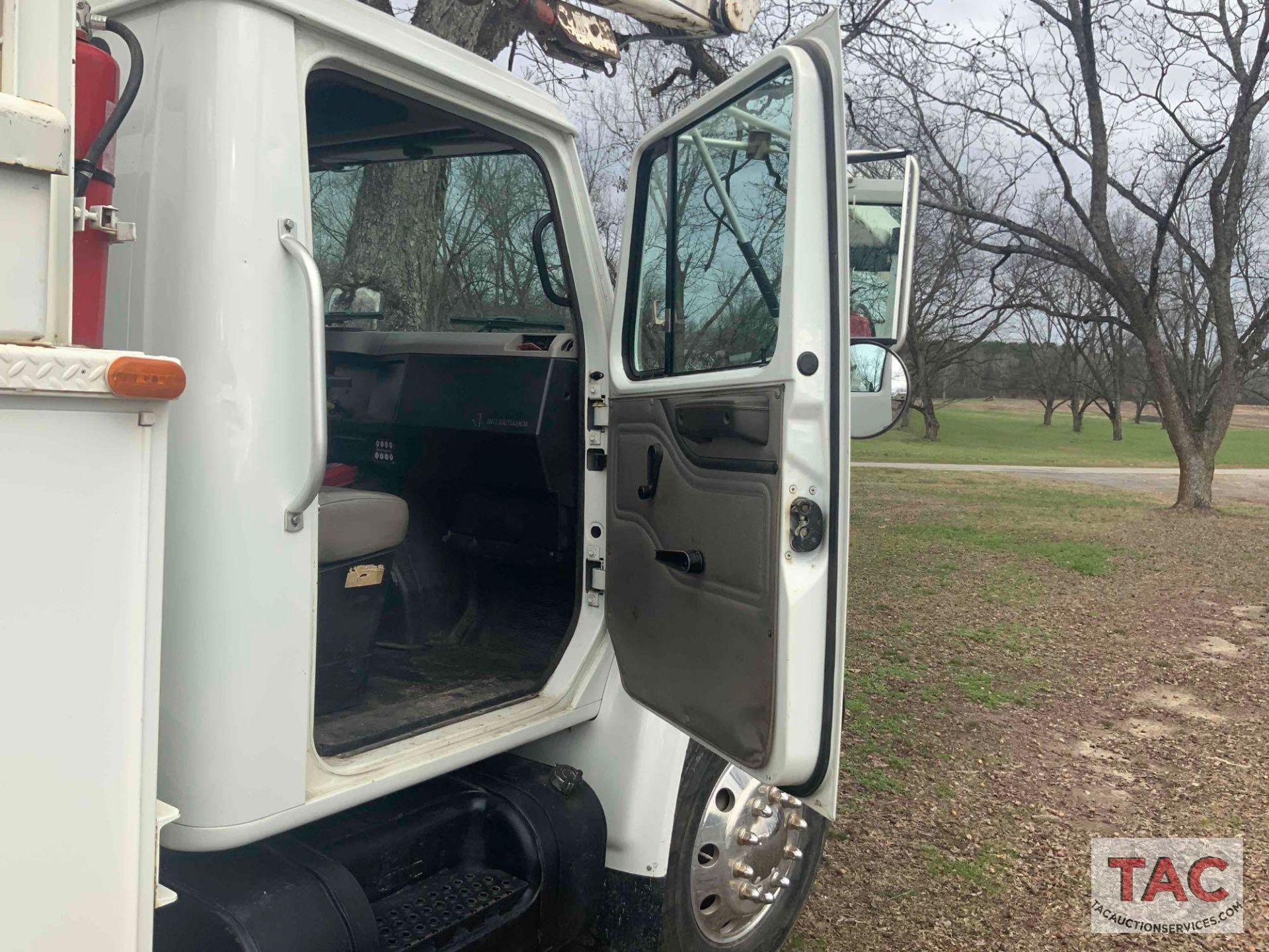 1999 International 4900 Service Truck - Image 111 of 132