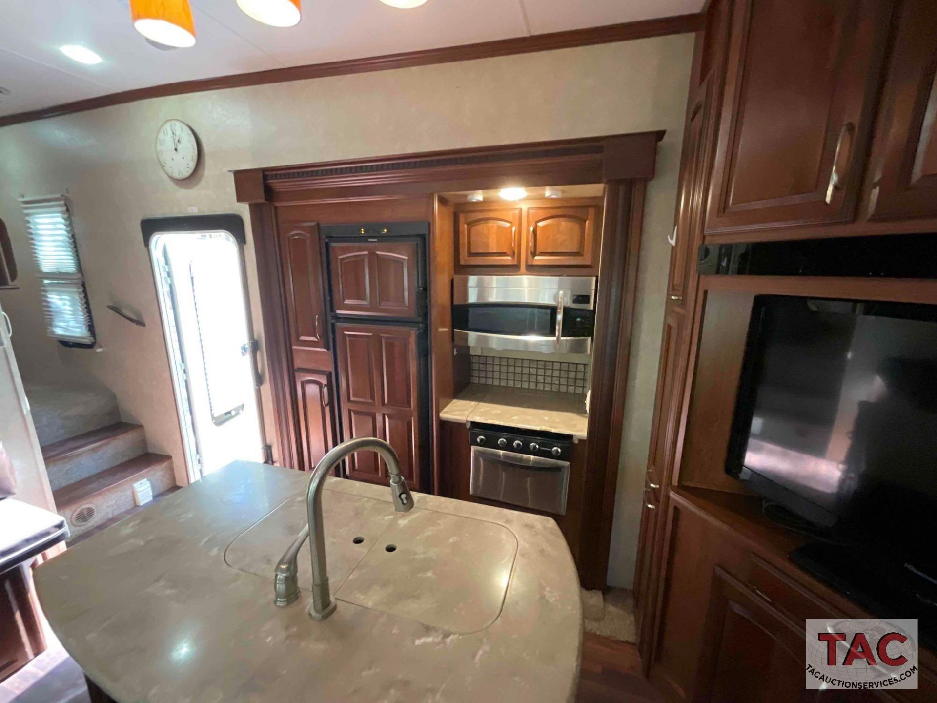 2013 Palominio Columbus 385BH 38ft Fifth Wheel - Image 12 of 98