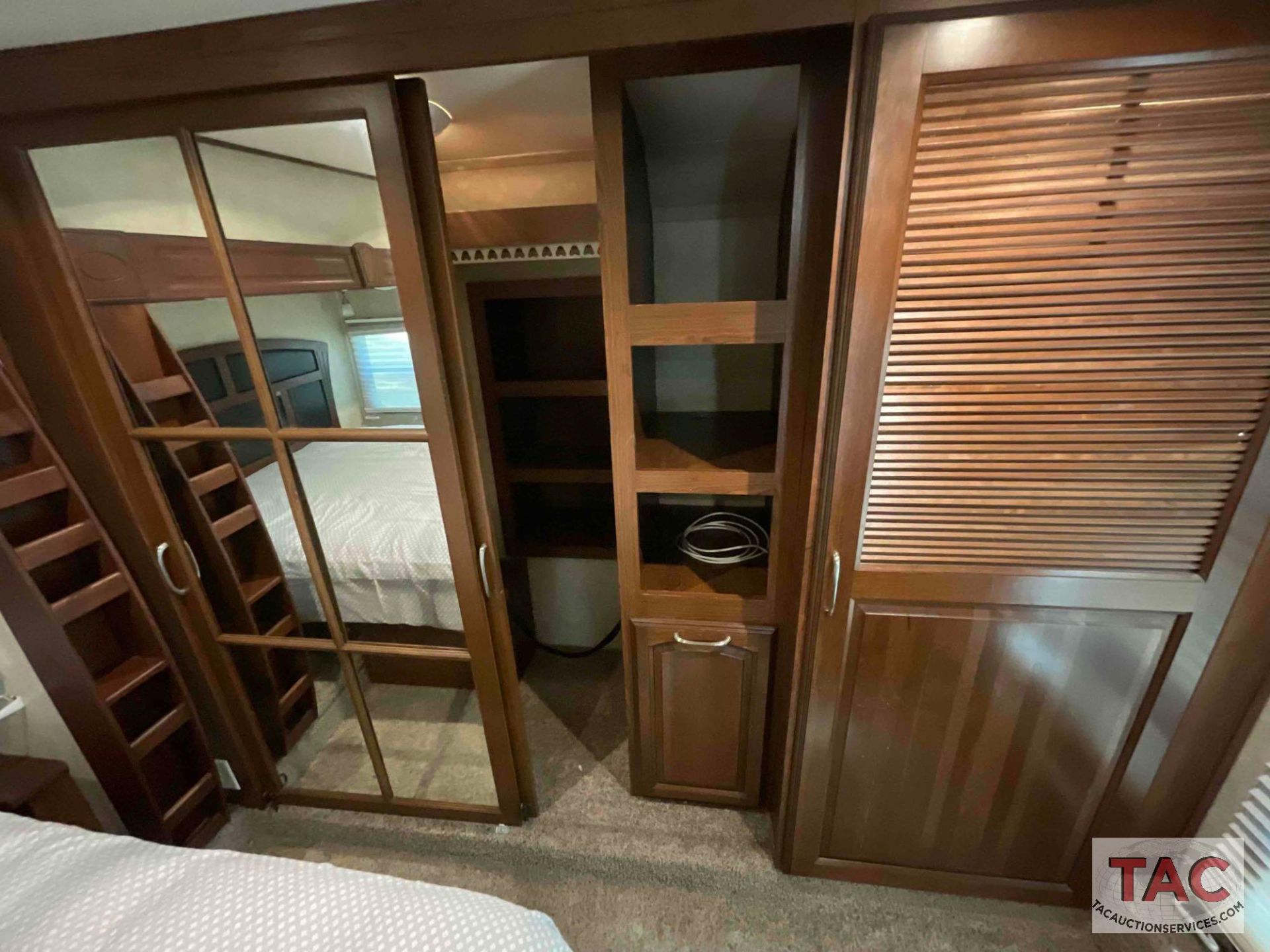 2013 Palominio Columbus 385BH 38ft Fifth Wheel - Image 40 of 98