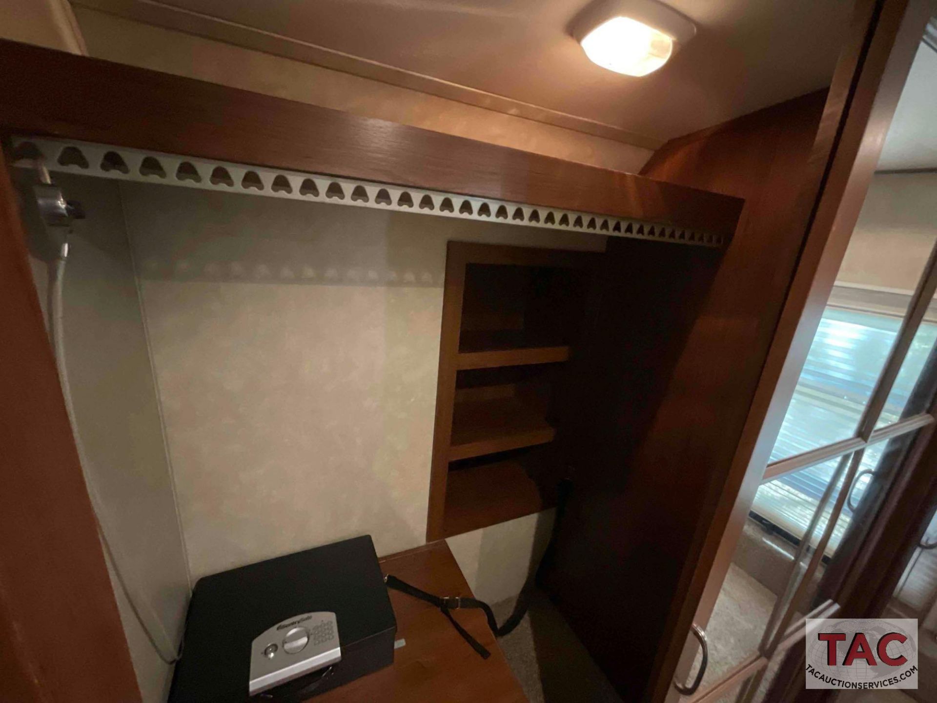 2013 Palominio Columbus 385BH 38ft Fifth Wheel - Image 81 of 98