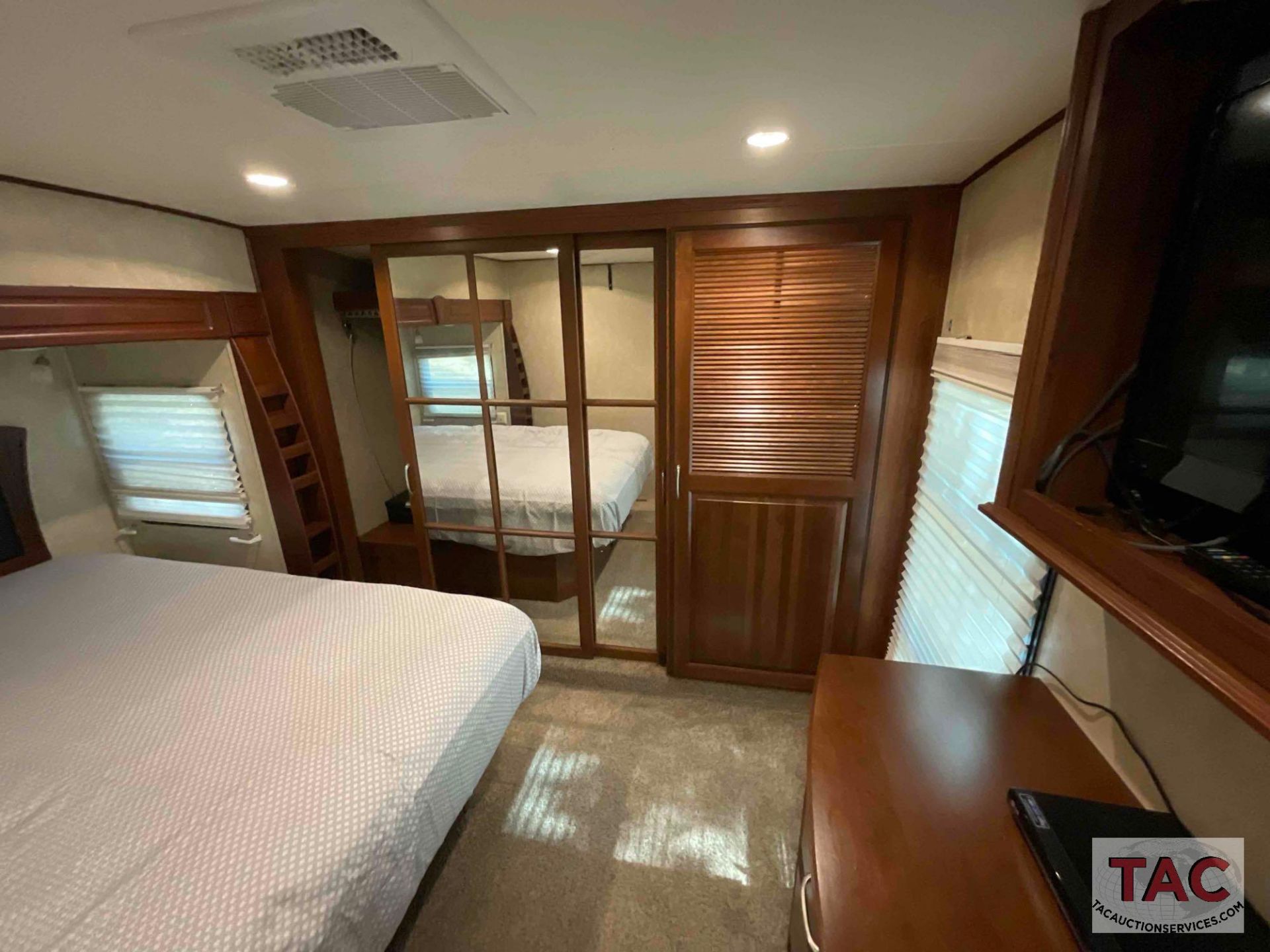 2013 Palominio Columbus 385BH 38ft Fifth Wheel - Image 36 of 98