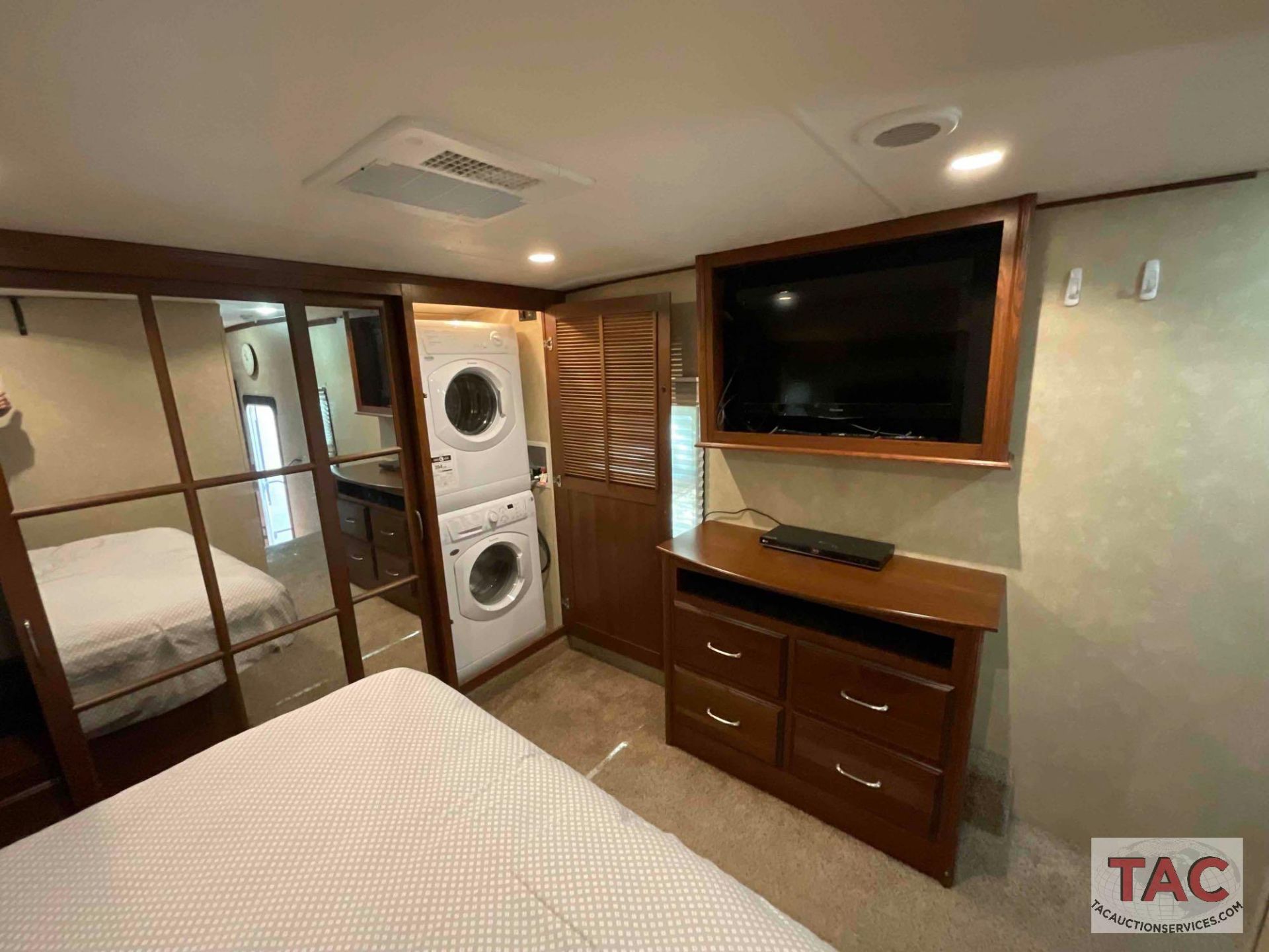 2013 Palominio Columbus 385BH 38ft Fifth Wheel - Image 78 of 98