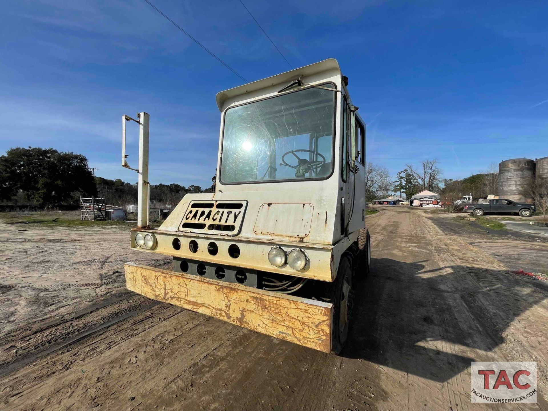 Capacity T400 Yard Spotter Truck - Image 9 of 37