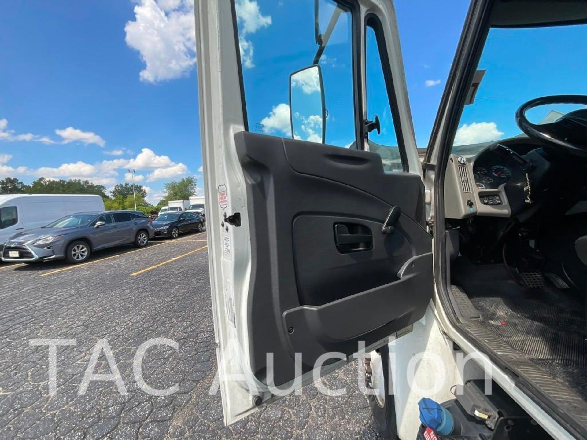 2015 International Durastar 4300 Box Truck - Image 14 of 51