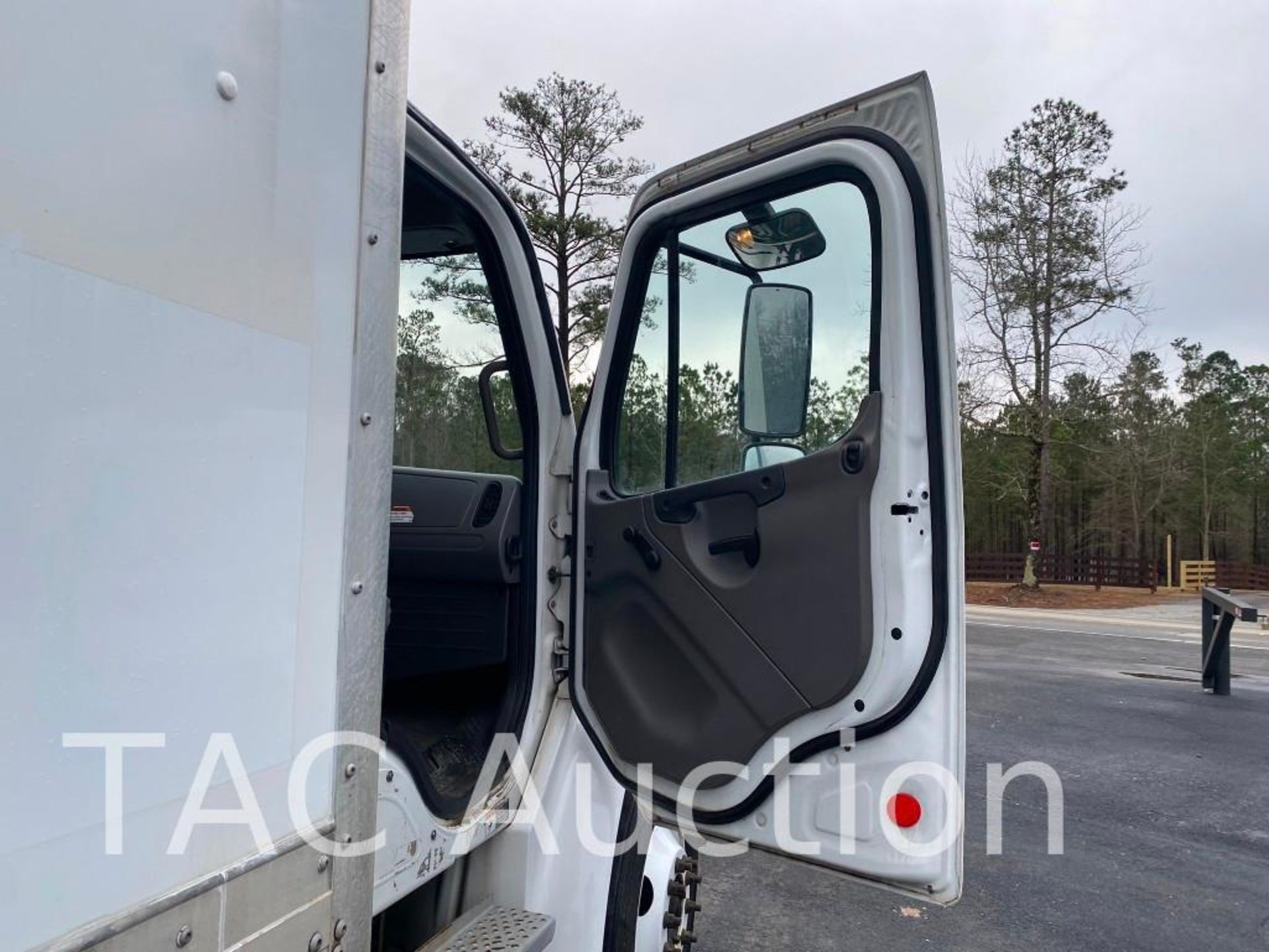2017 Freightliner M2106 26ft Box Truck - Image 29 of 64
