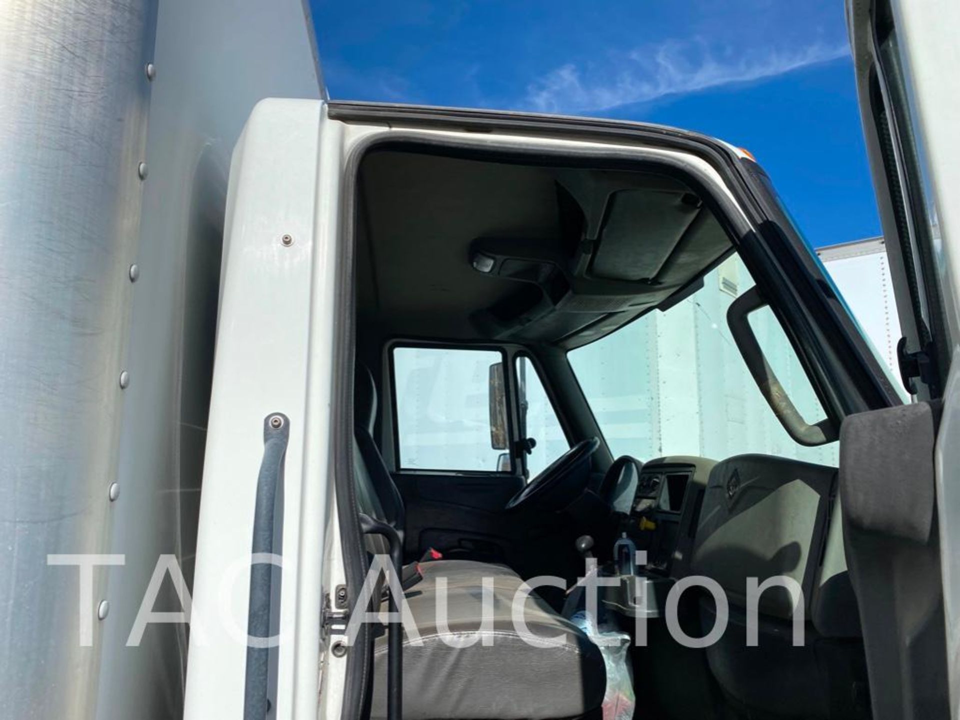 2015 International Durastar 4300 26ft Box Truck - Image 12 of 99