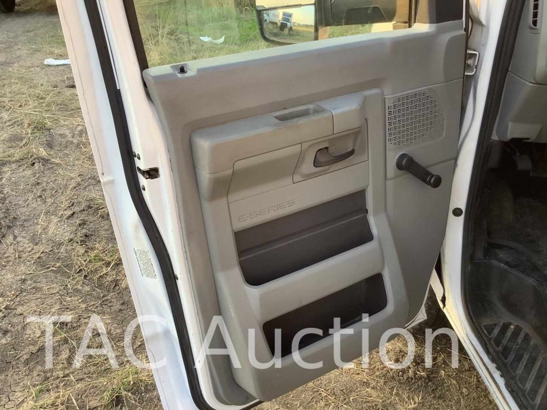 2015 Ford E-350 16ft Box Truck - Image 19 of 46