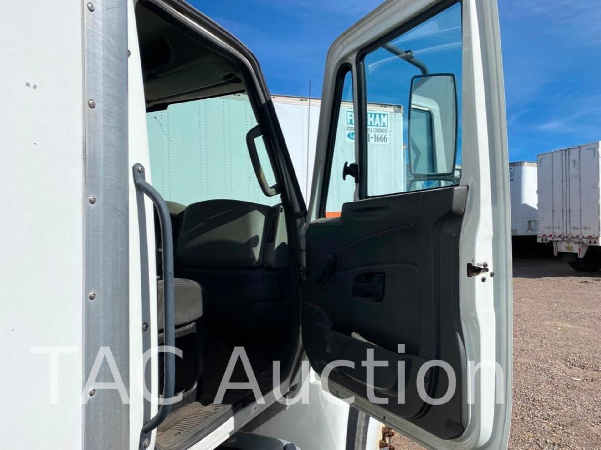 2015 International Durastar 4300 26ft Box Truck - Image 10 of 99